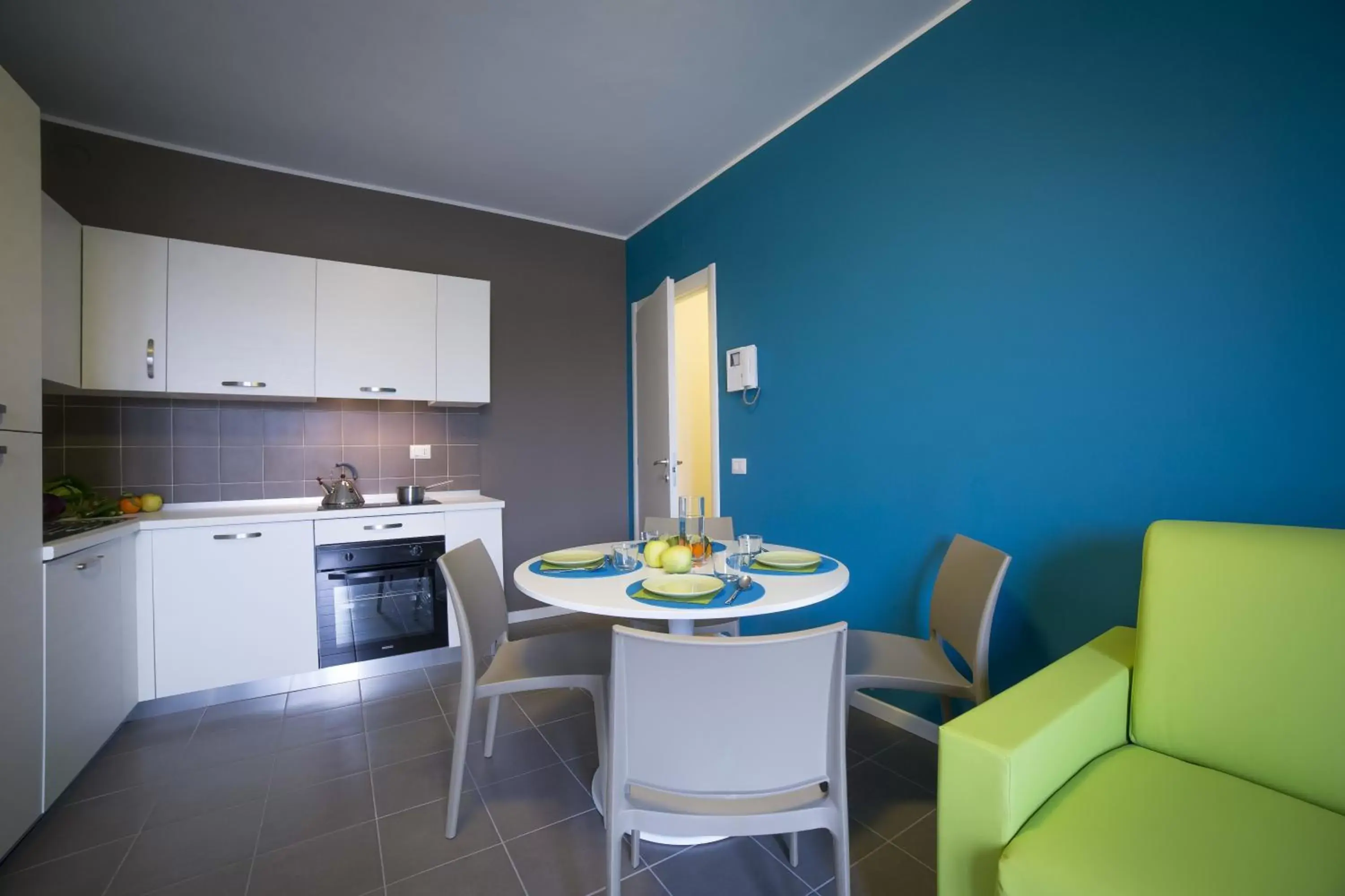 Living room, Kitchen/Kitchenette in Dreams Hotel Residenza Pianell 10