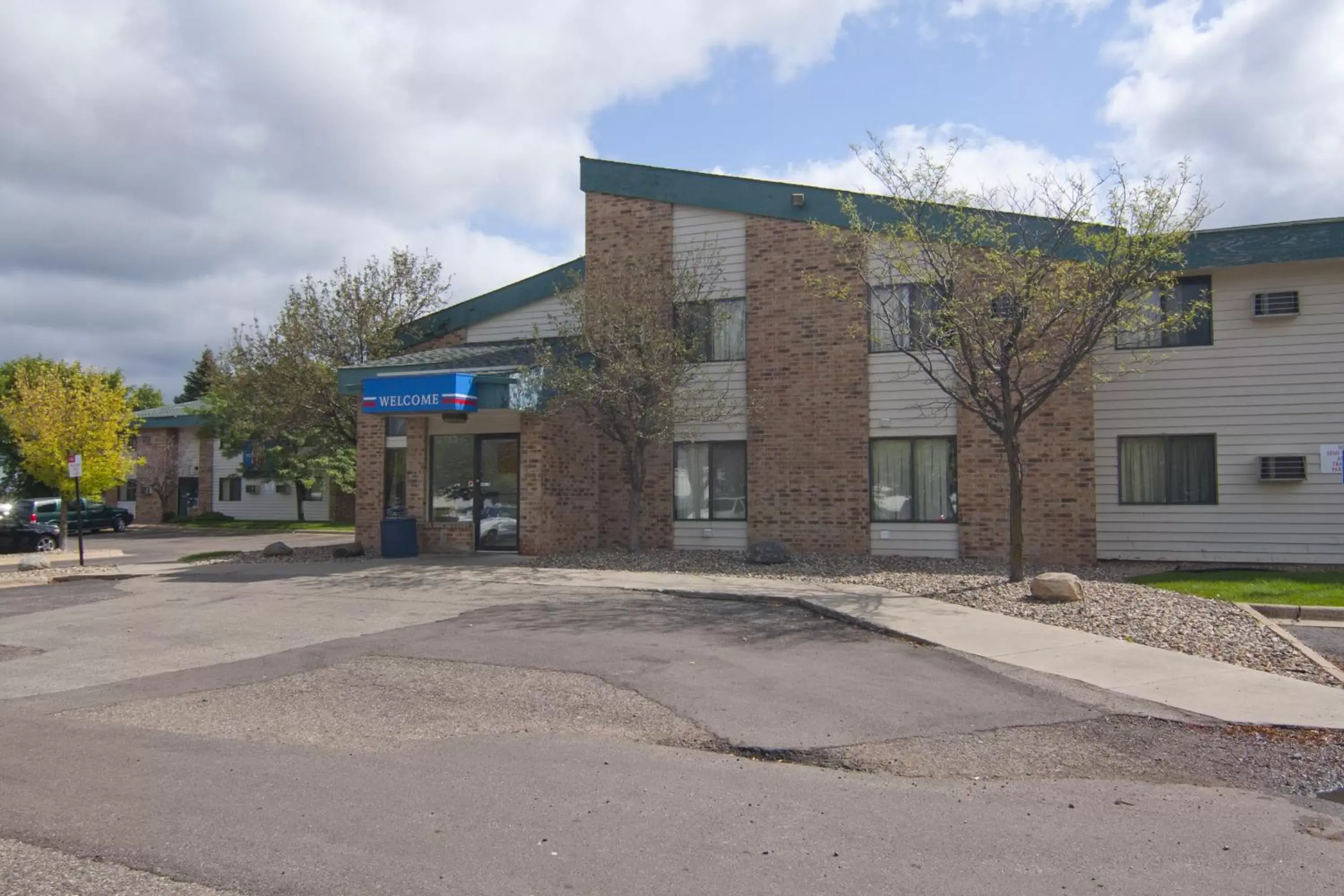 Facade/entrance, Property Building in Motel 6-Lakeville, MN - South - Lakeville