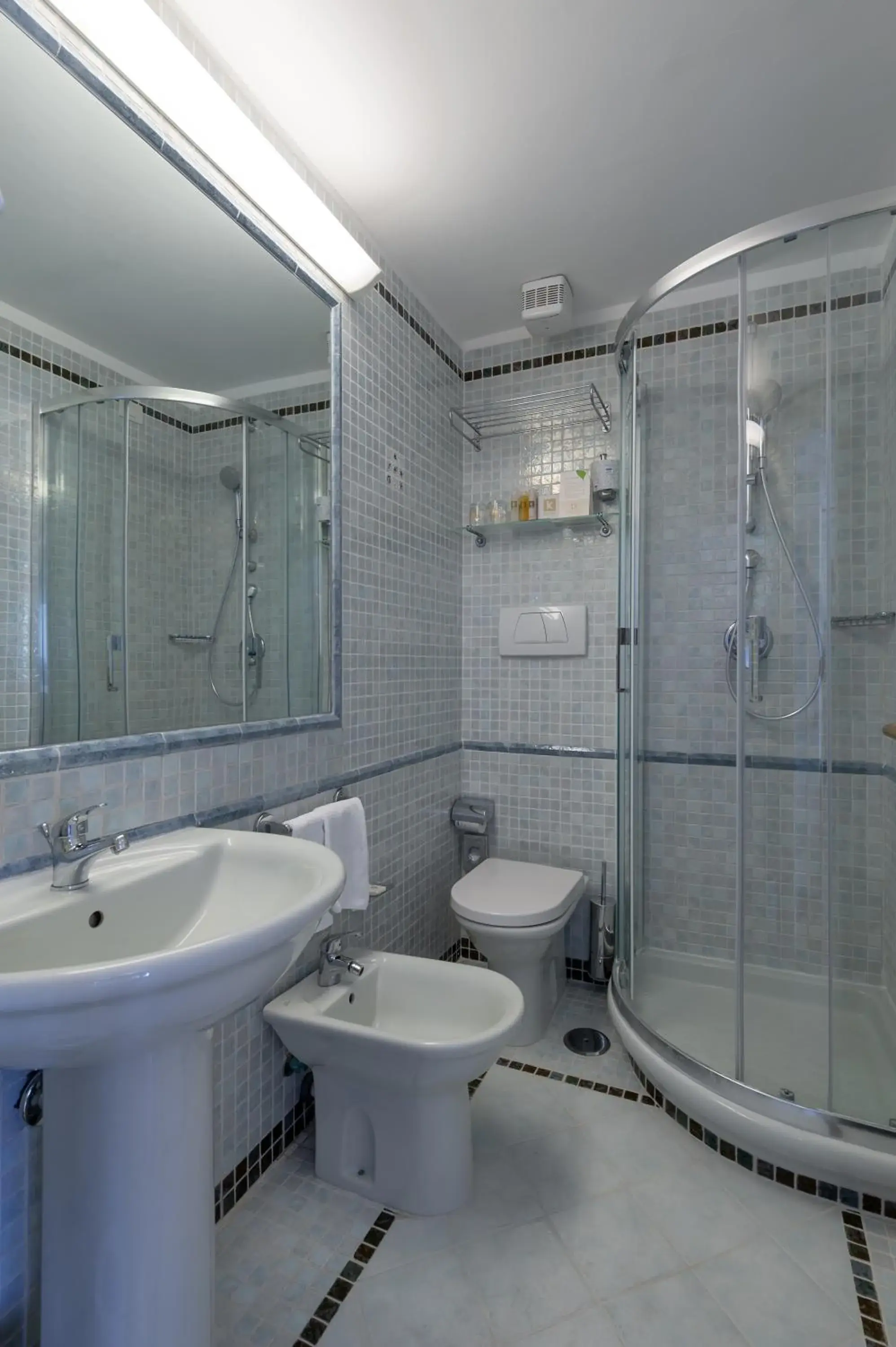 Shower, Bathroom in Hotel Oasi Di Kufra