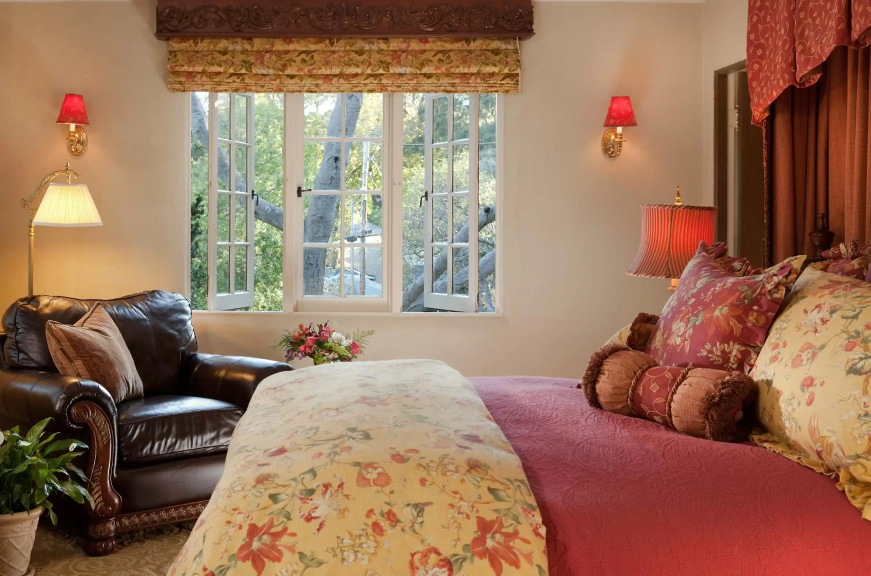 Seating area, Bed in Old Monterey Inn