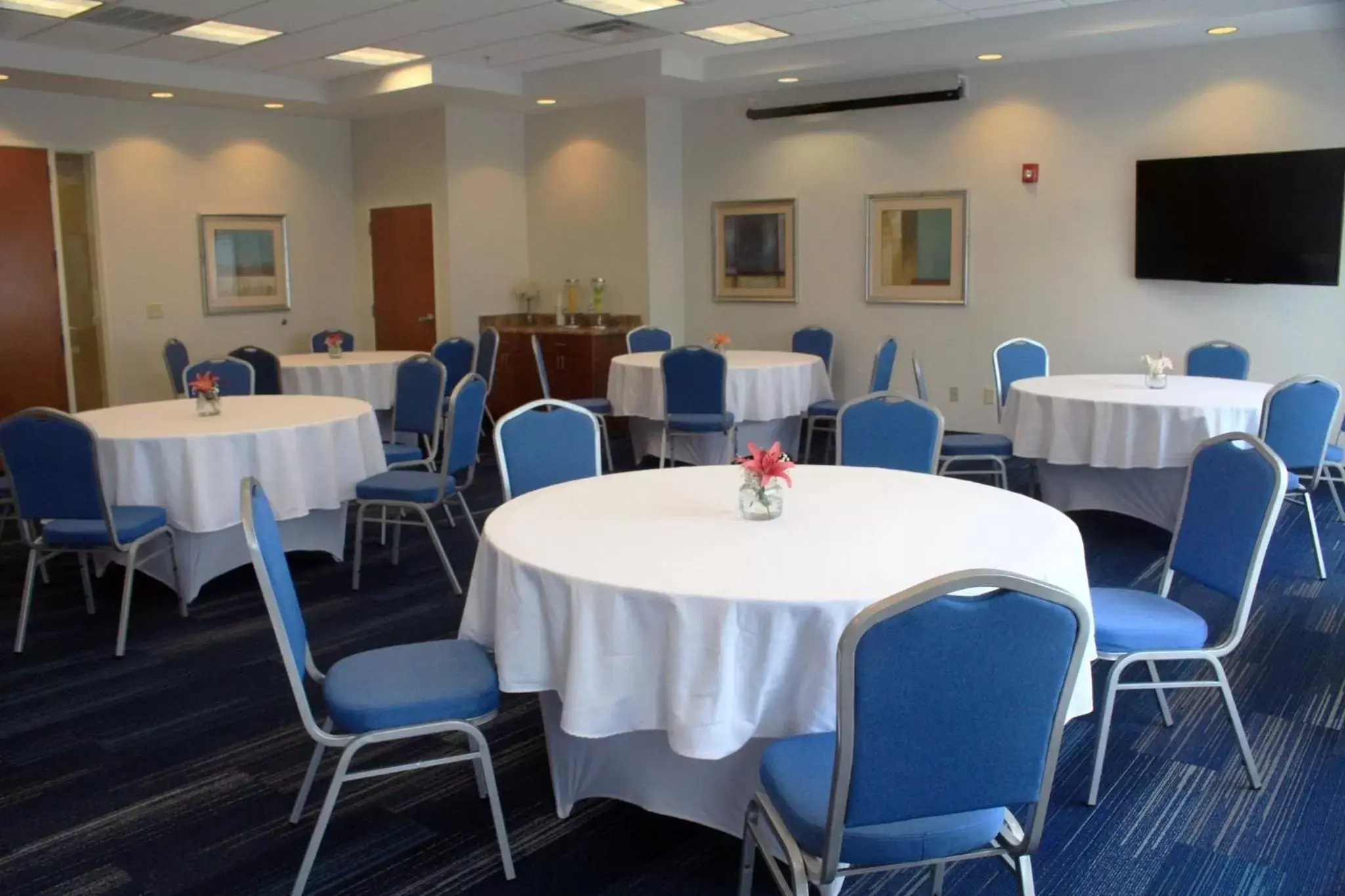 Meeting/conference room, Restaurant/Places to Eat in Holiday Inn Express Leland - Wilmington Area, an IHG Hotel