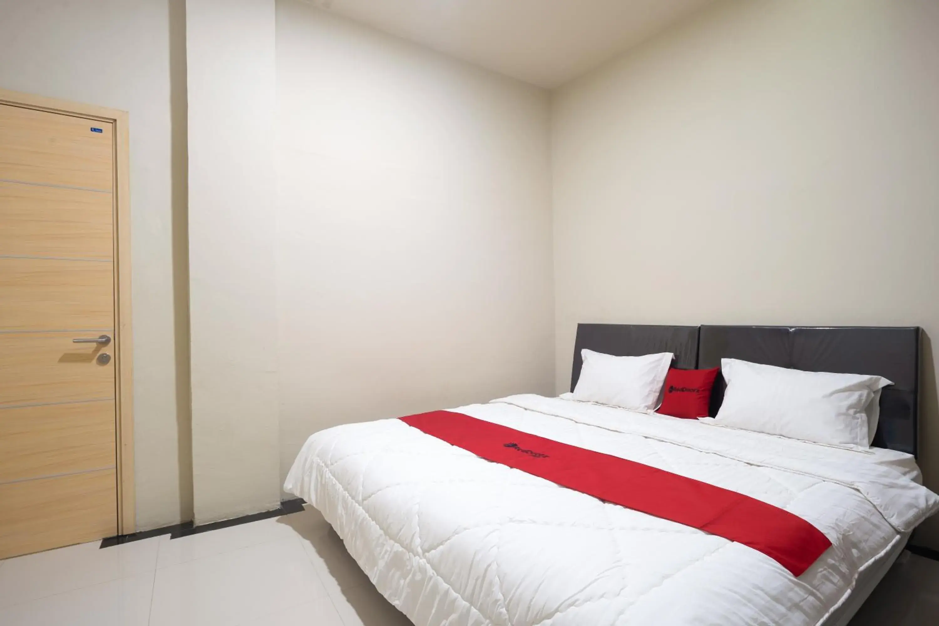 Bedroom, Bed in RedDoorz near IPB Dramaga Bogor
