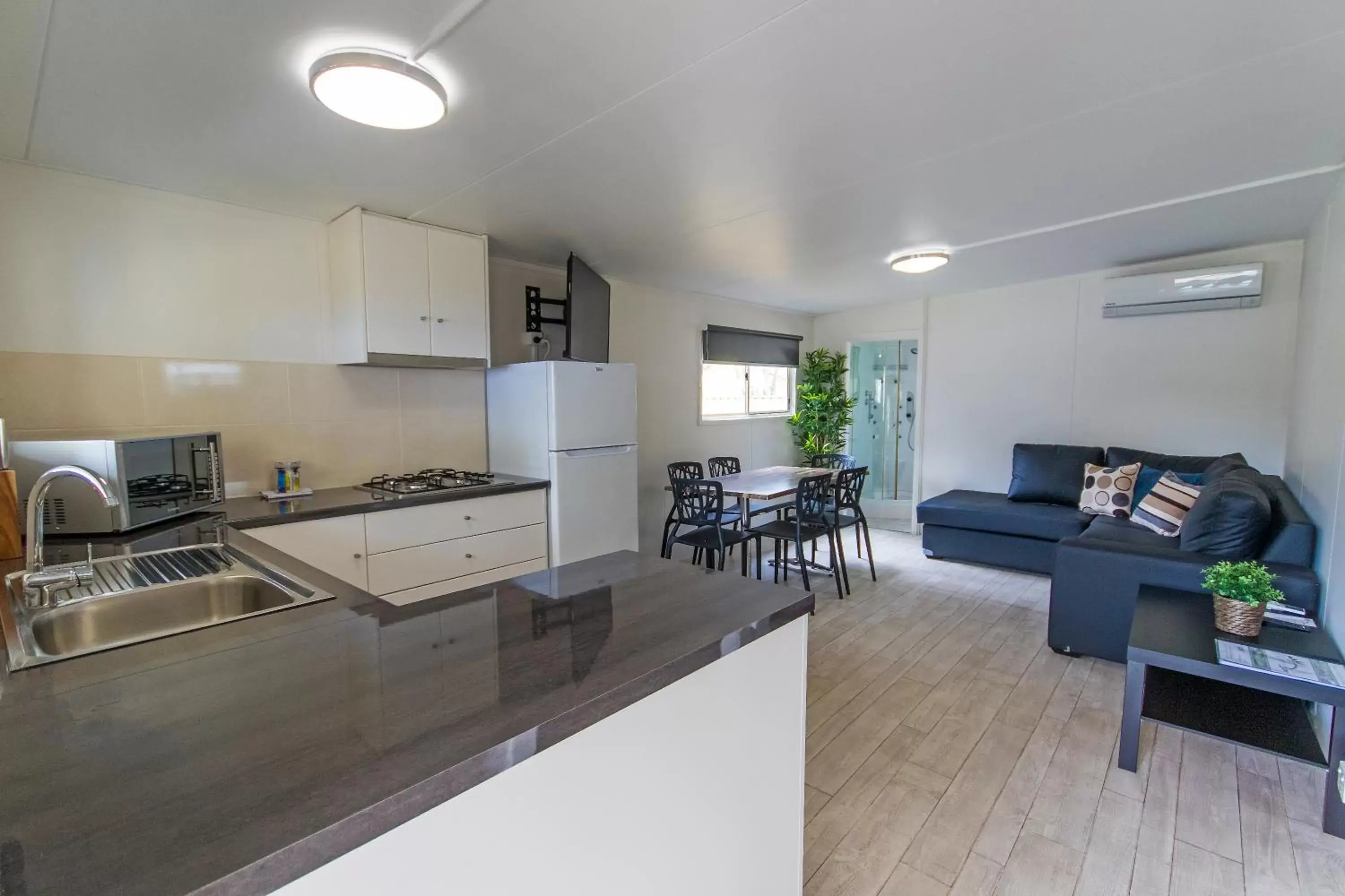 Kitchen or kitchenette, Kitchen/Kitchenette in Esk Caravan Park & Rail Trail Motel