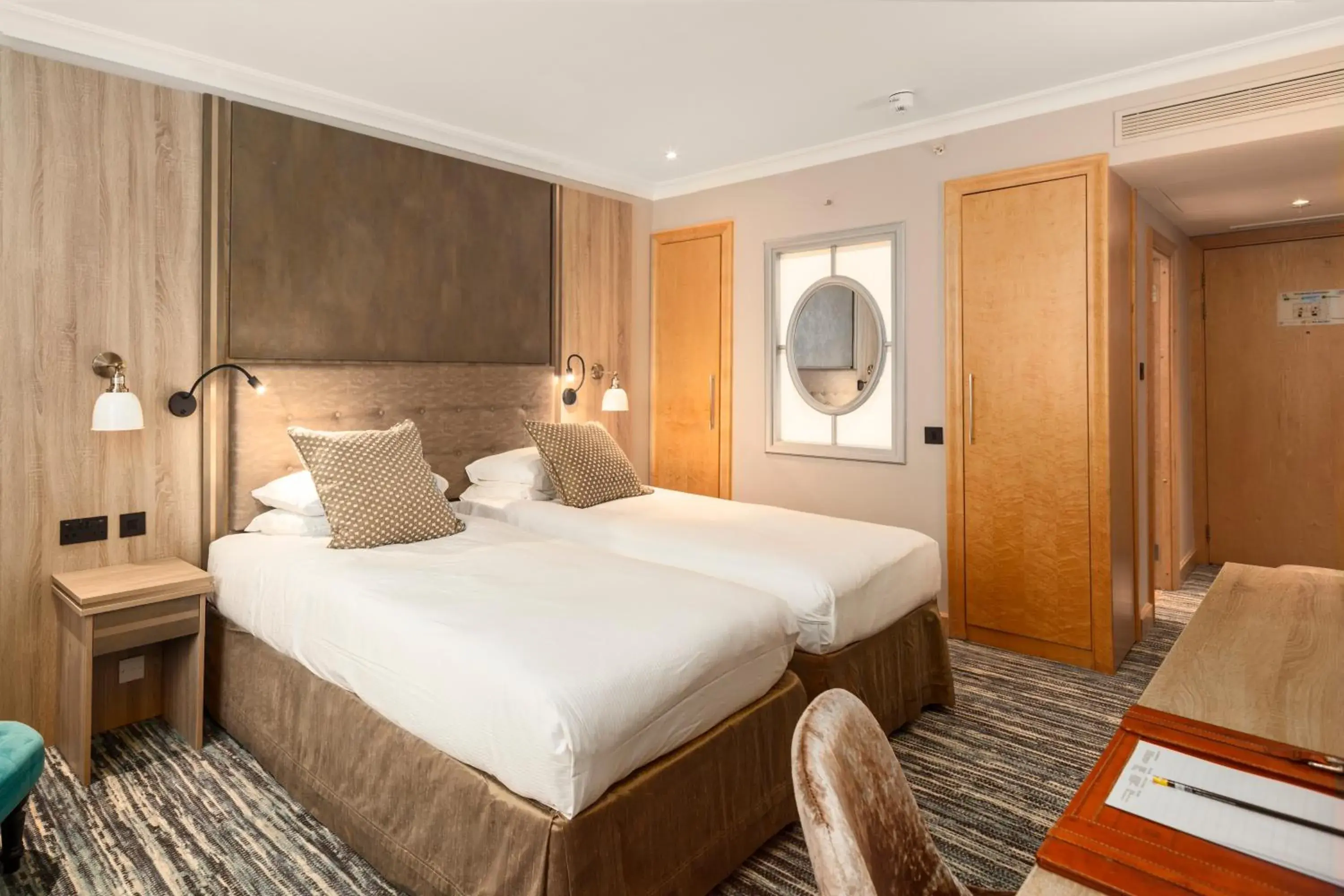 Bedroom, Bed in Courthouse Hotel London