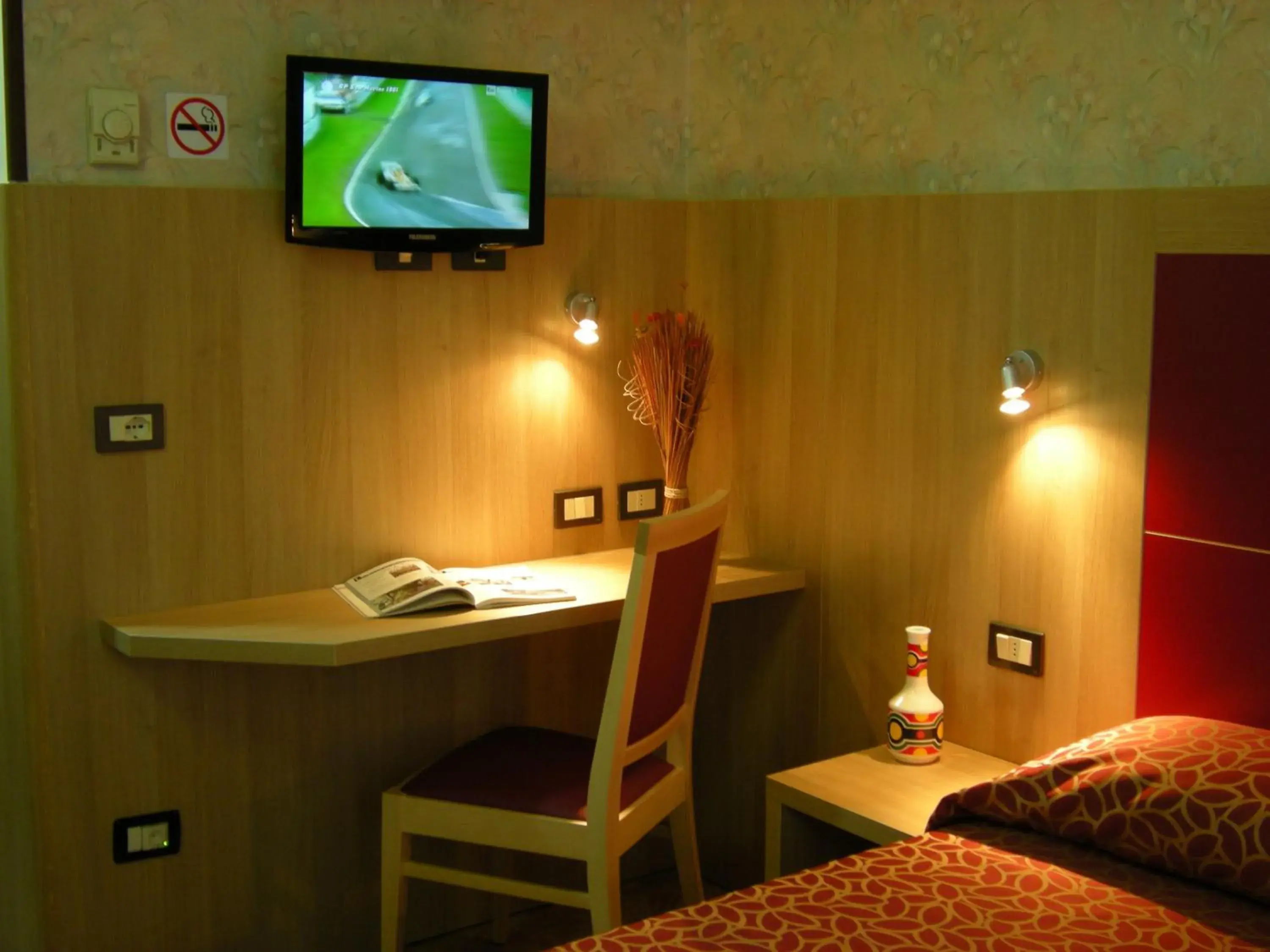 Seating area, TV/Entertainment Center in Hotel San Carlo