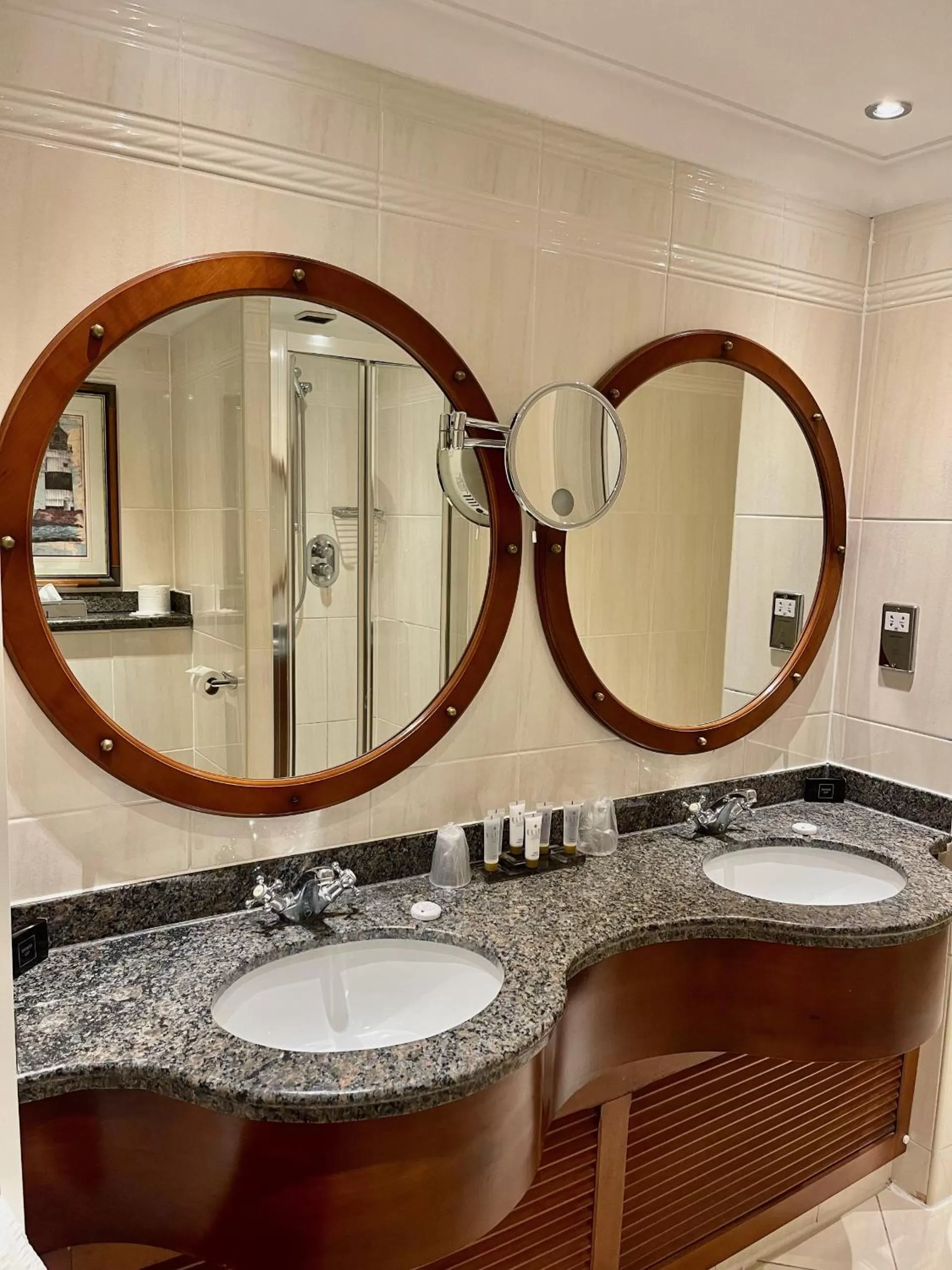 Shower in Grand Hotel Sunderland