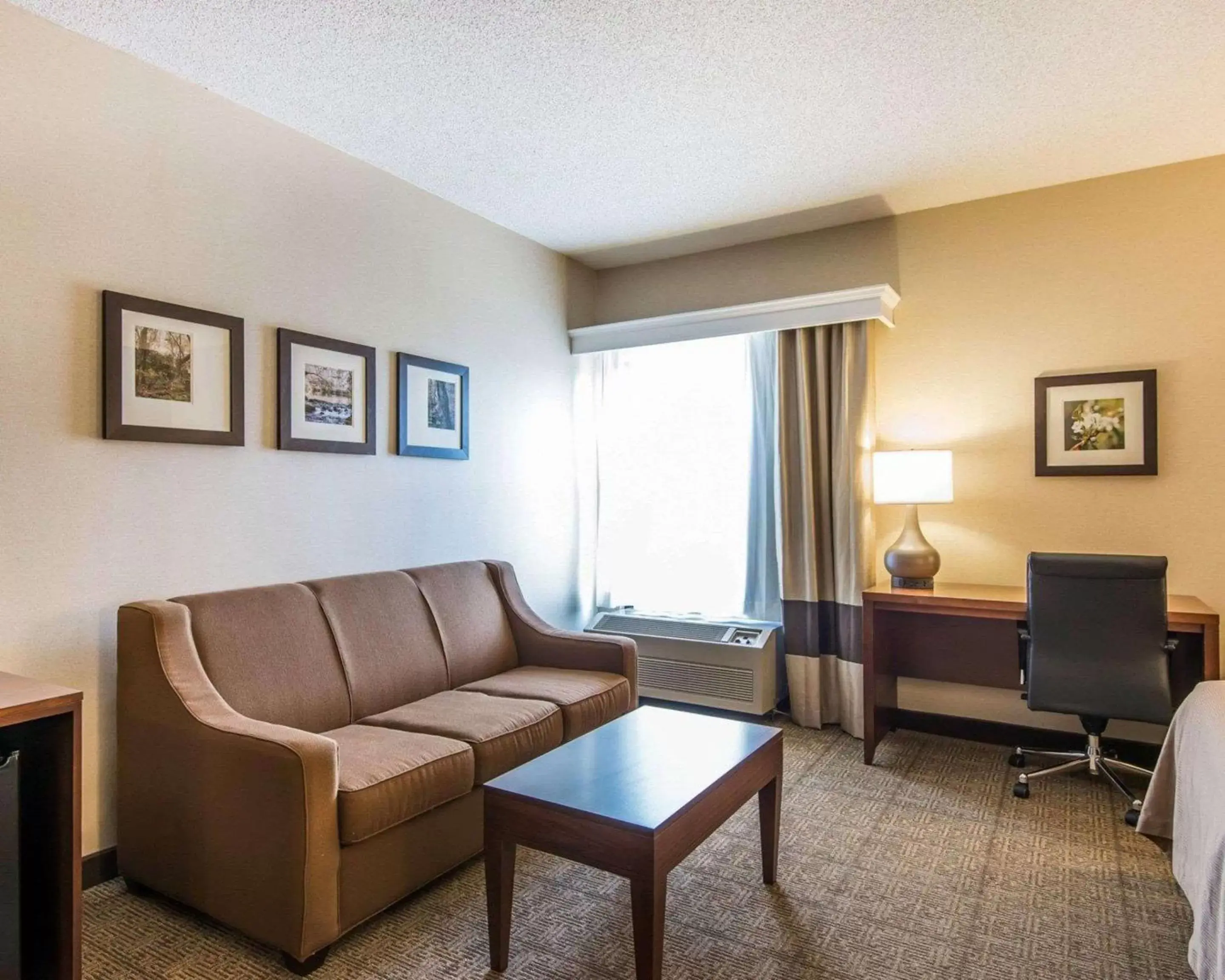 Photo of the whole room, Seating Area in Quality Inn Cameron