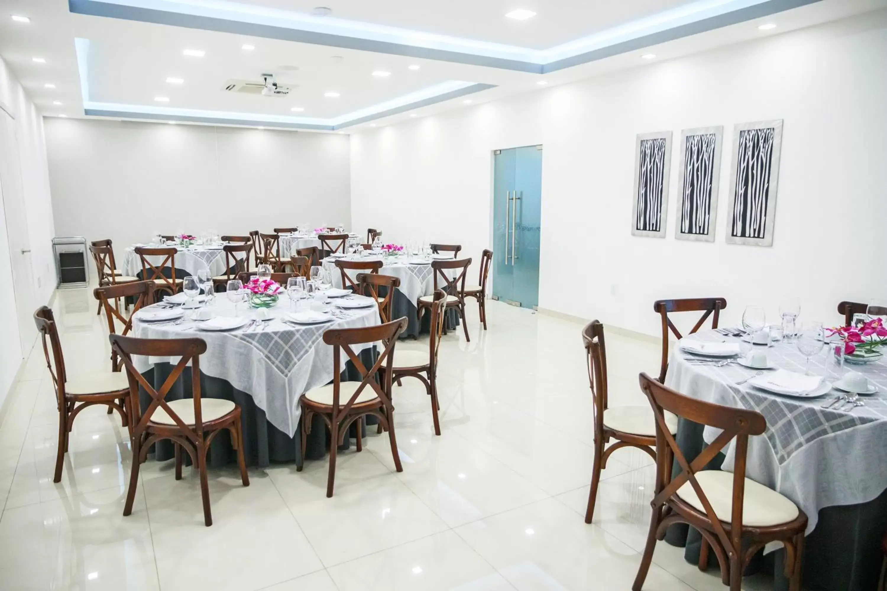 Meeting/conference room, Restaurant/Places to Eat in Hotel Fray Select