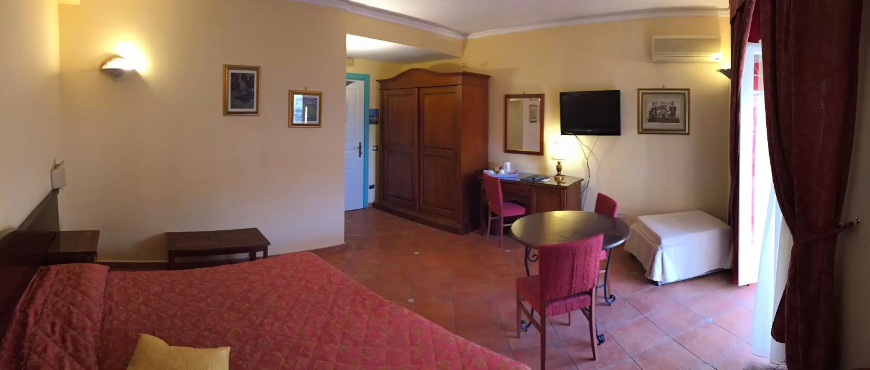 TV and multimedia in Hotel Mediterraneo