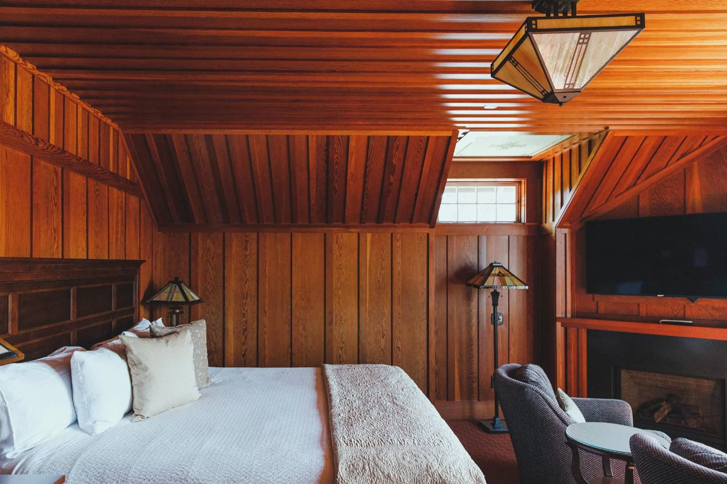 Bed in Noyo Harbor Inn