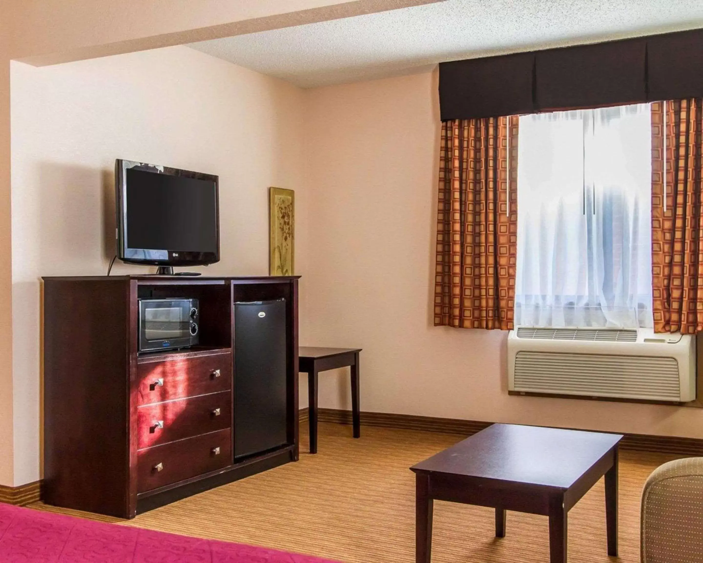 Photo of the whole room, TV/Entertainment Center in Quality Inn & Suites Ottumwa