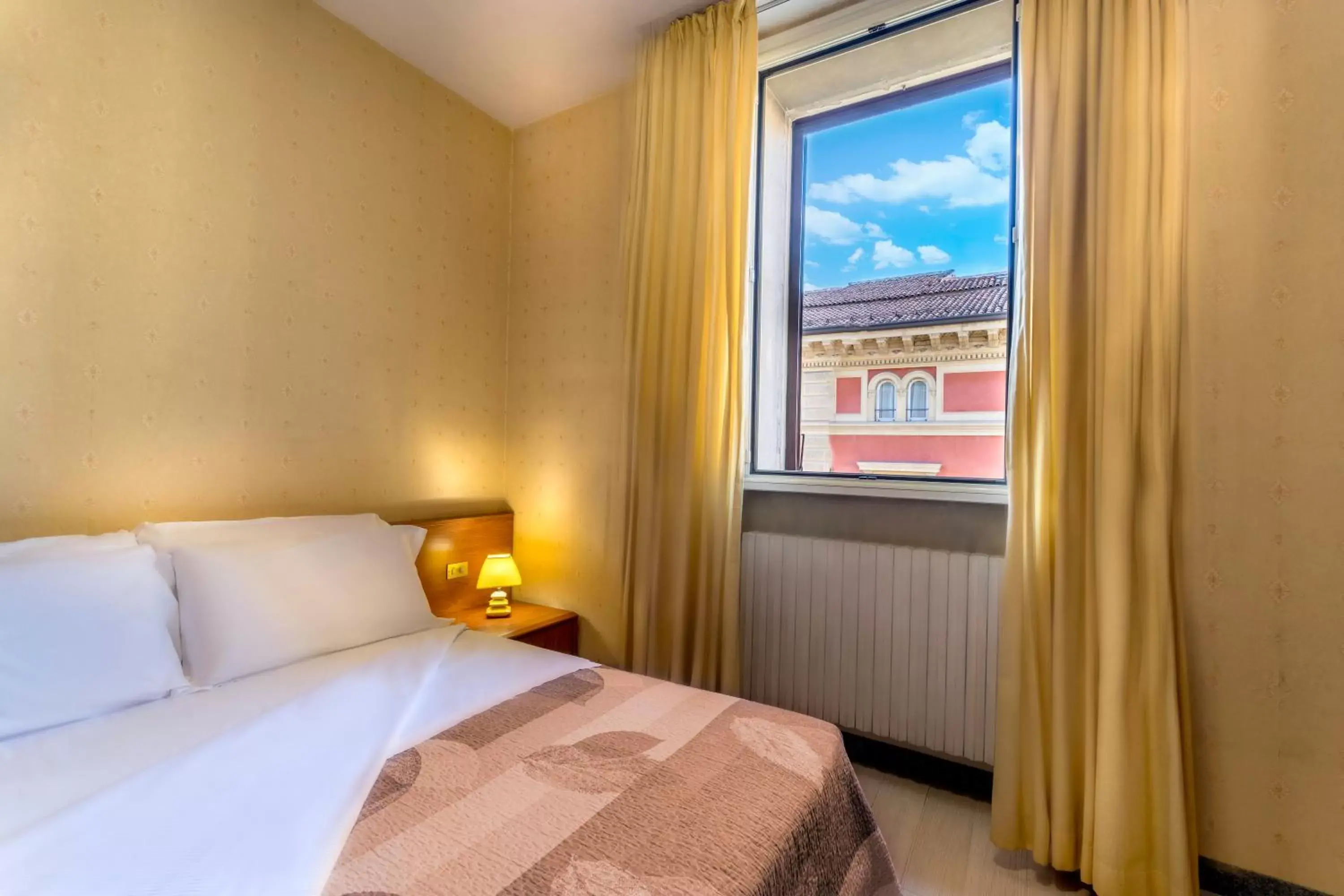 Street view, Bed in Hotel Donatello