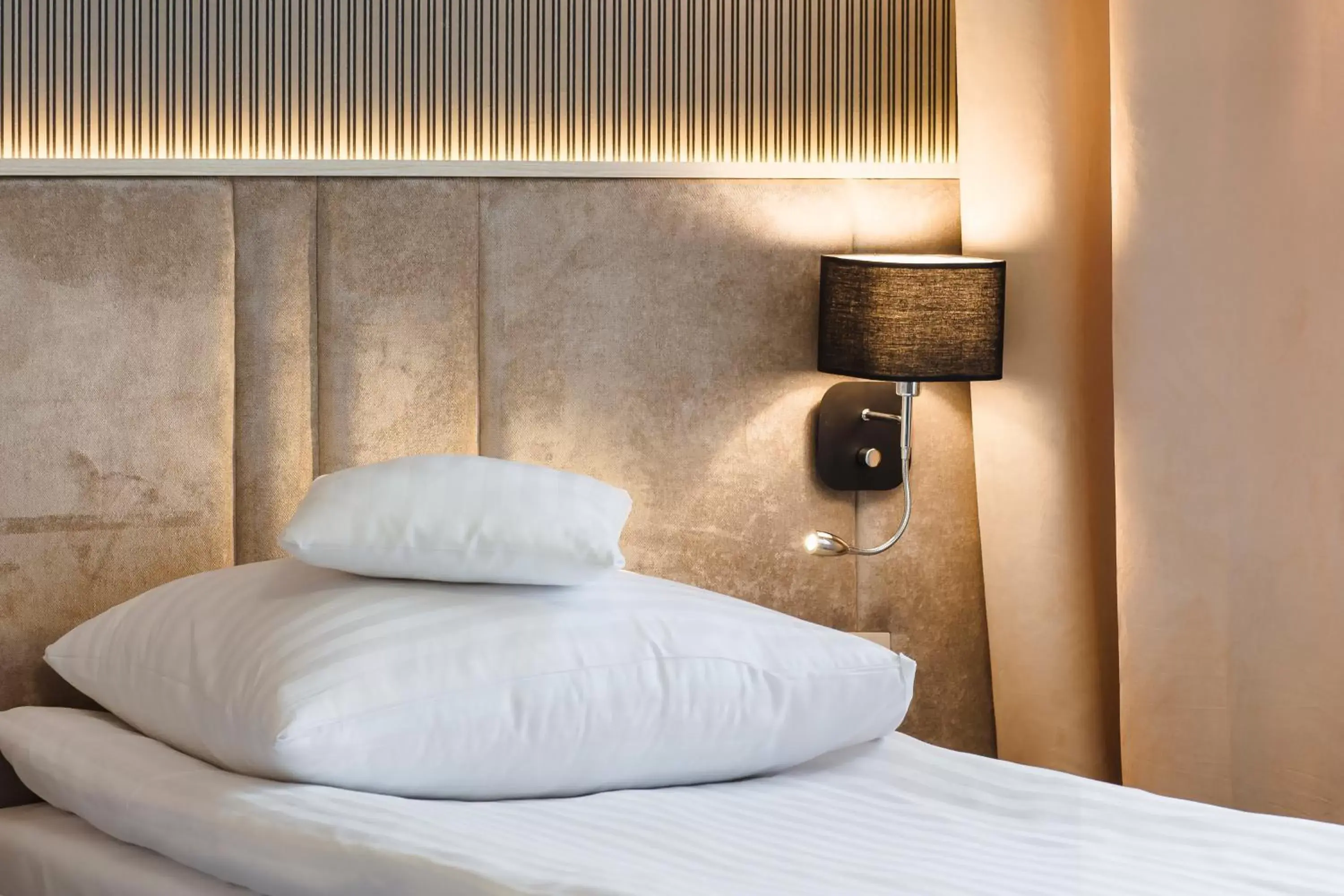 Bathroom, Bed in Art Hotel's Sosnowiec Bathroom, Bed in Art Hotel's Sosnowiec