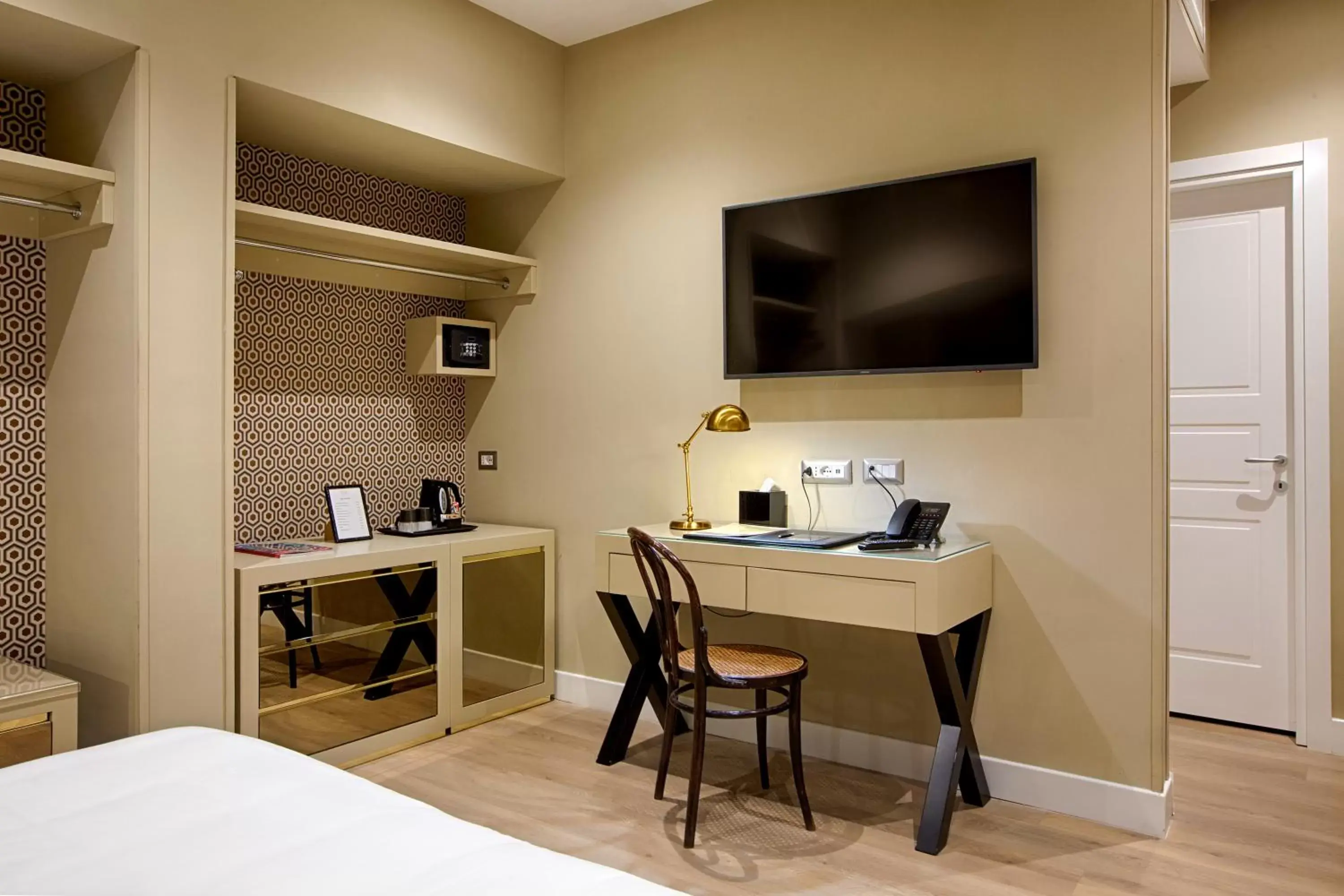 TV and multimedia, TV/Entertainment Center in Caruso Place Boutique & Wellness Suites