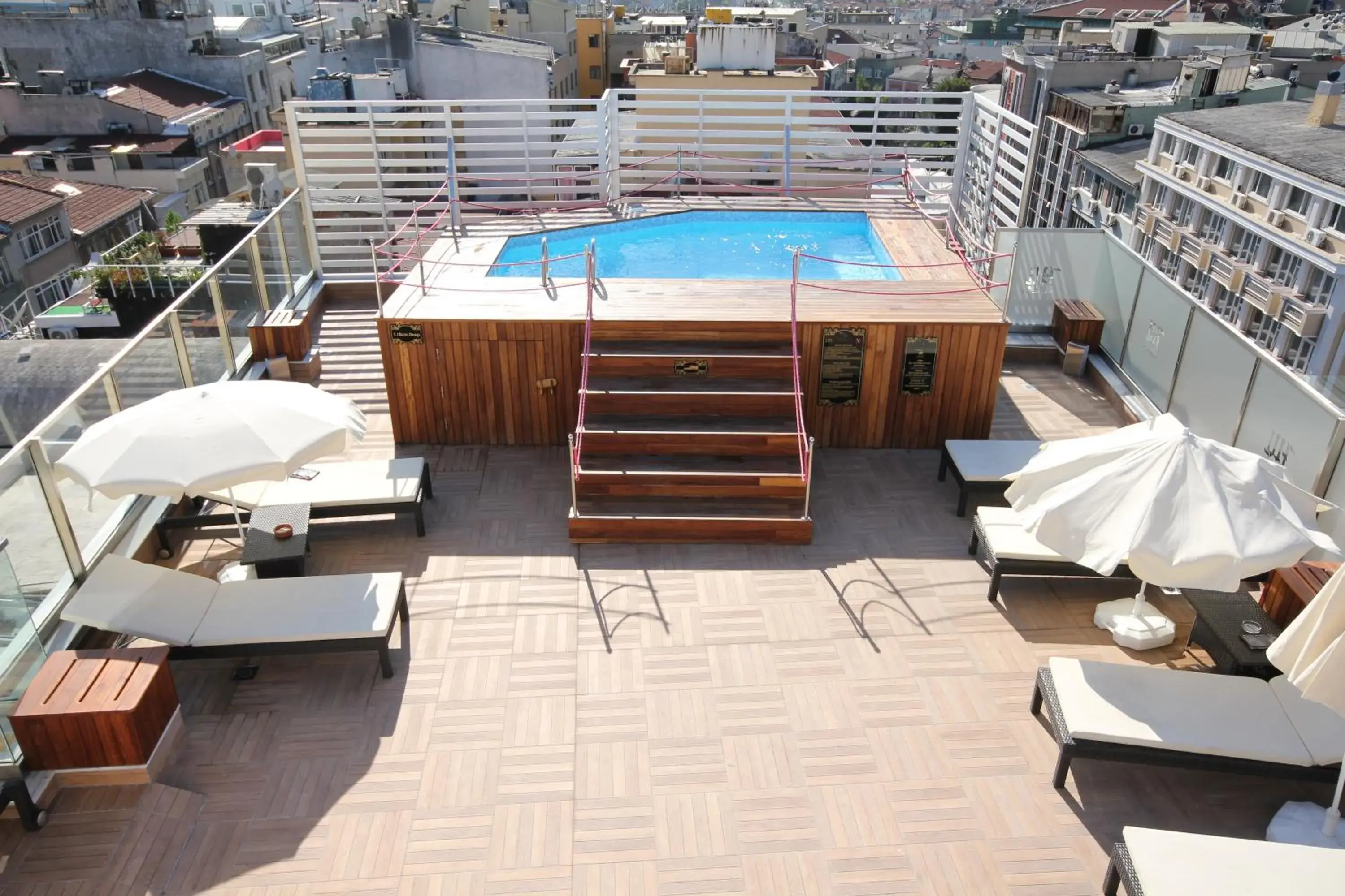 Balcony/Terrace, Pool View in Grand Washington Hotel