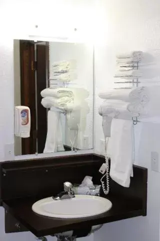 towels, Bathroom in Aero Inn