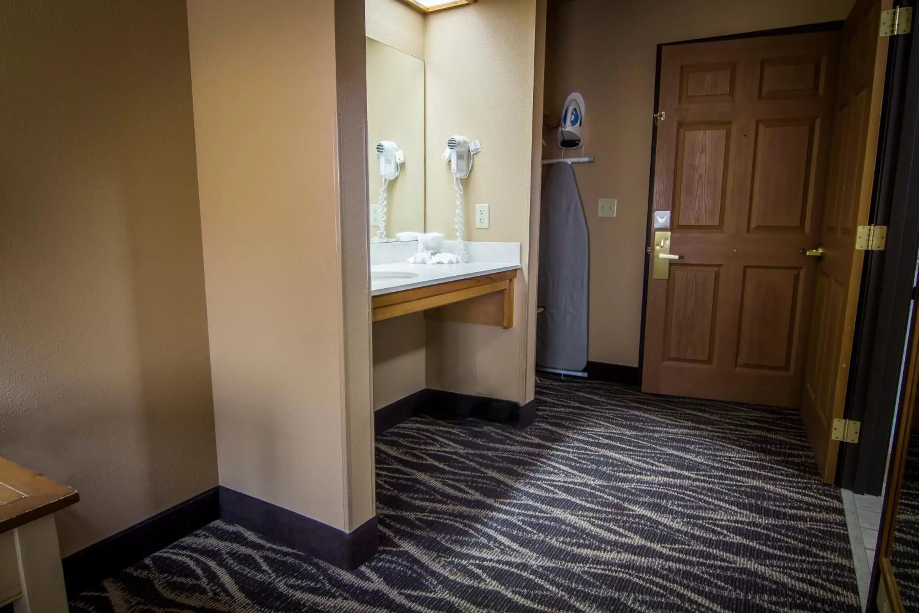 Bathroom, Bed in Bitterroot River Inn and Conference Center