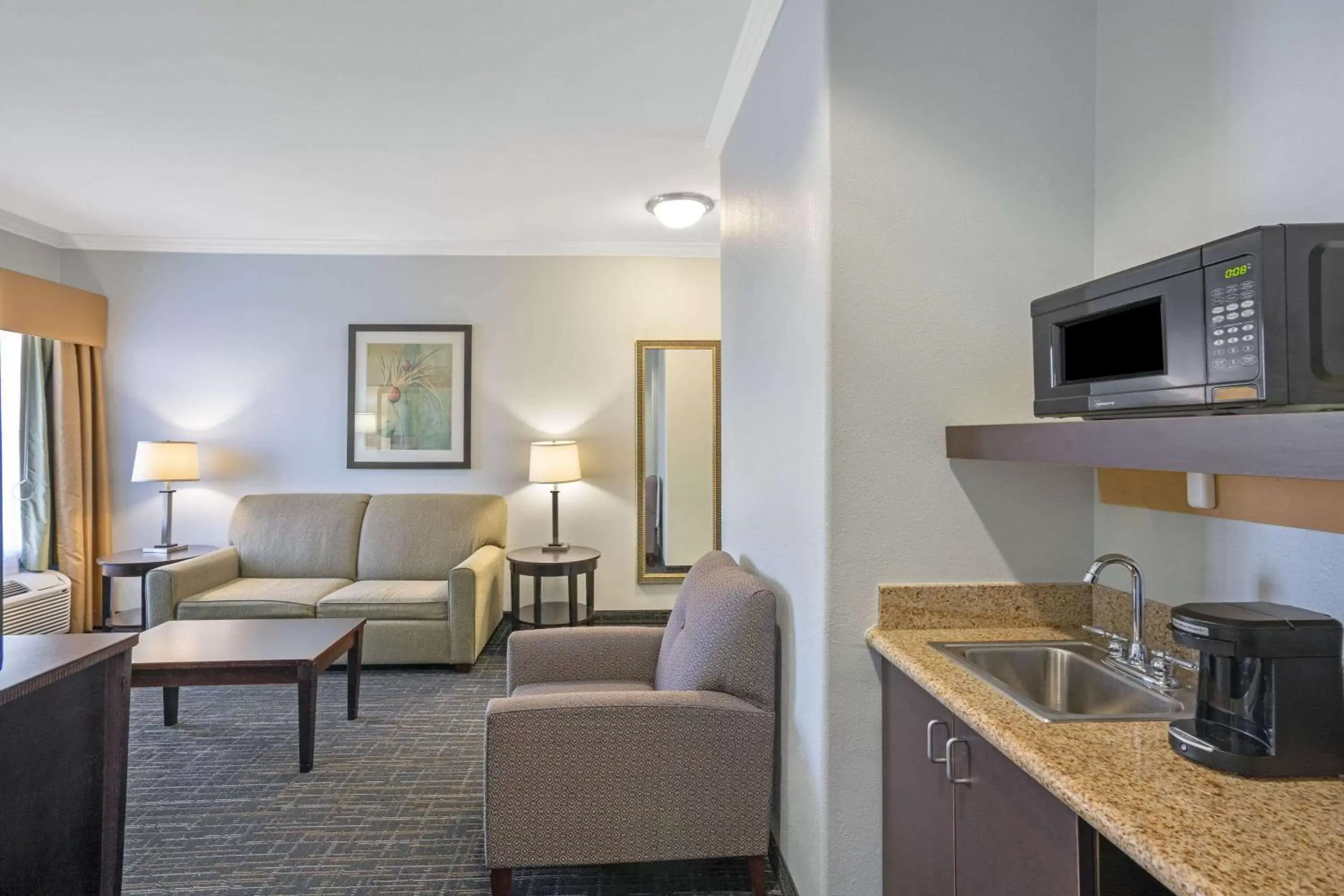 Photo of the whole room, Kitchen/Kitchenette in La Quinta by Wyndham Houston - Westchase
