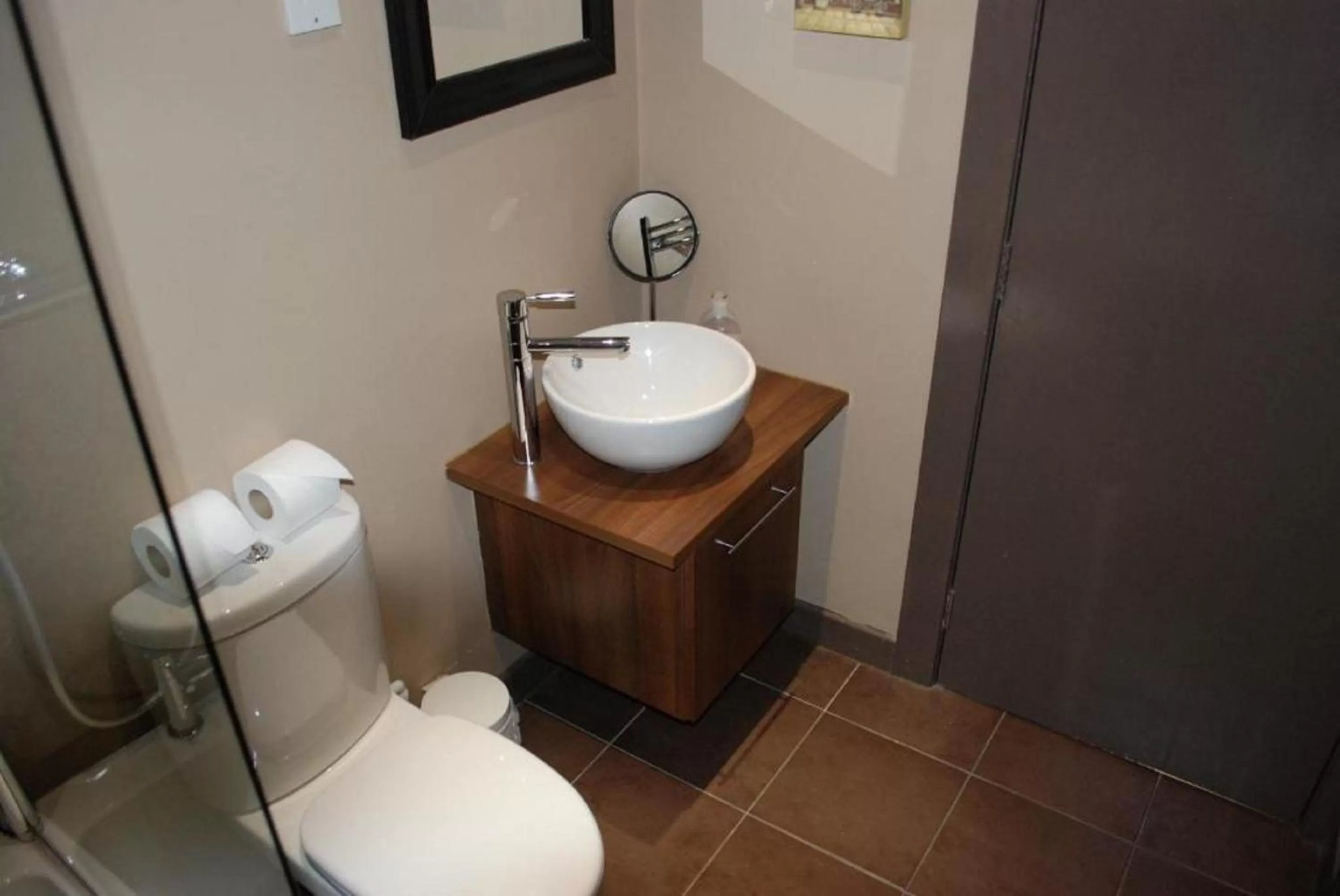 Bathroom in Great Western Hotel Aberdeen