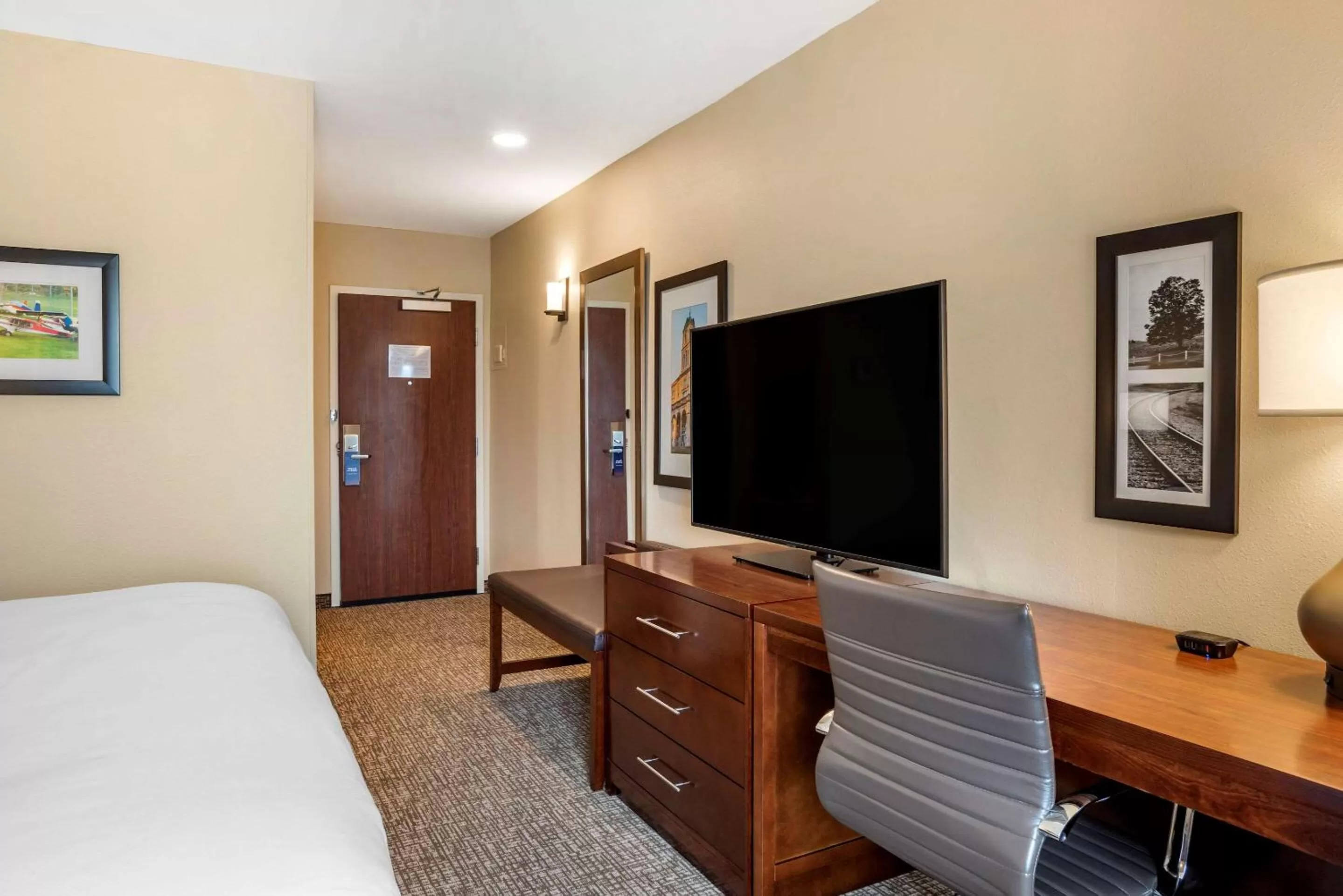 TV and multimedia, Bed in Comfort Inn & Suites