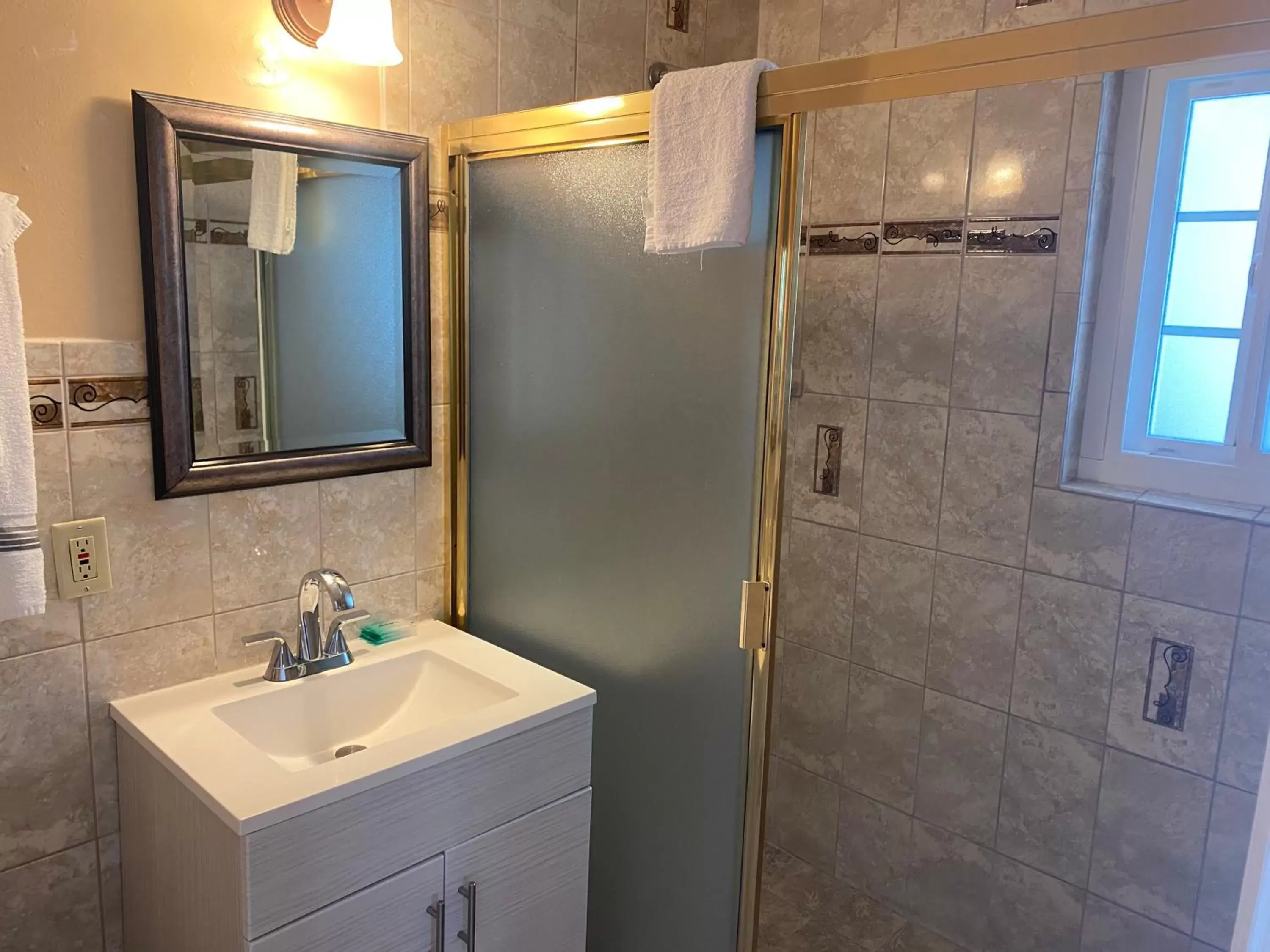 Shower, Bathroom in Ocean Park Inn