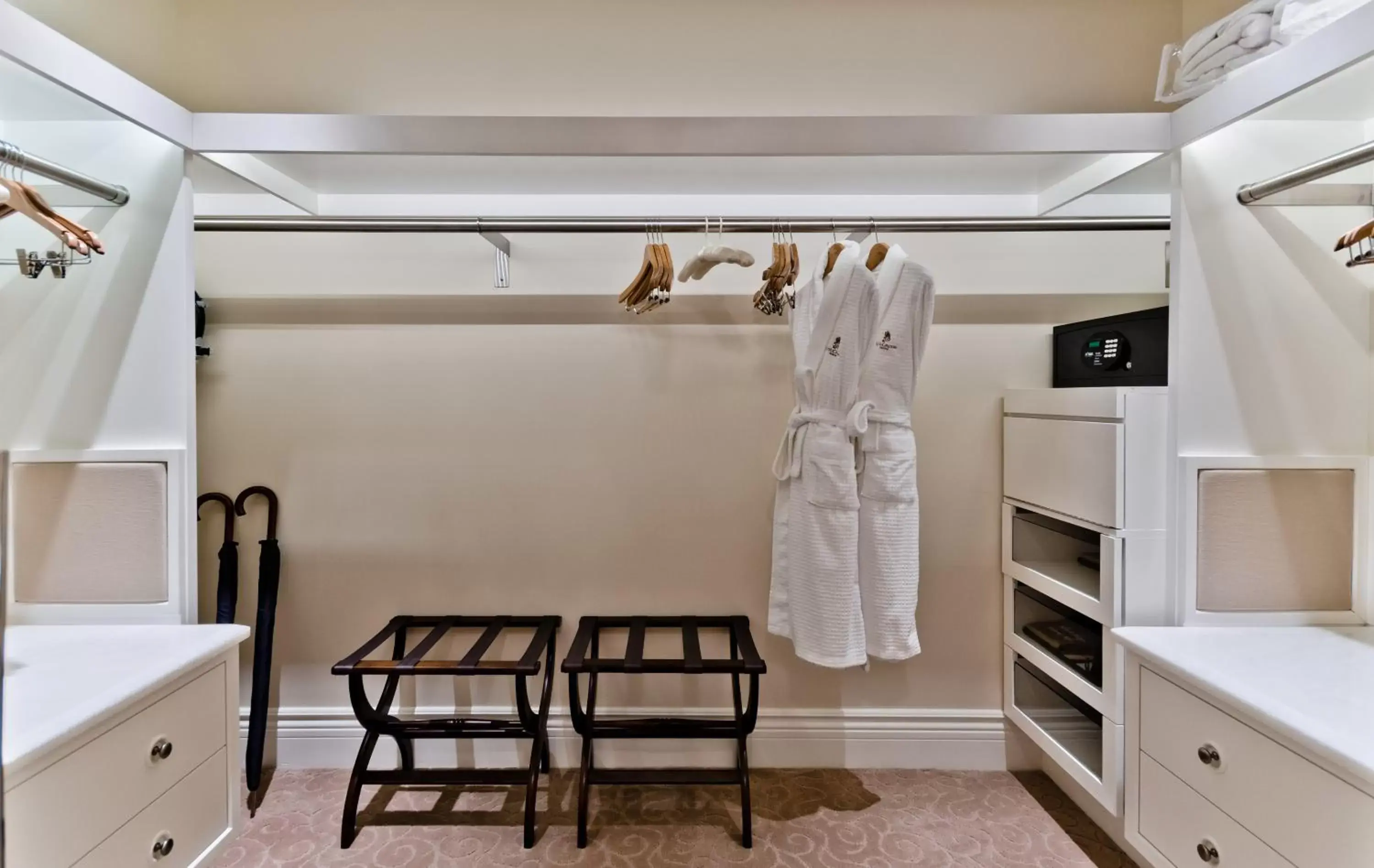Bedroom, Kitchen/Kitchenette in The Ritz-Carlton, Montreal