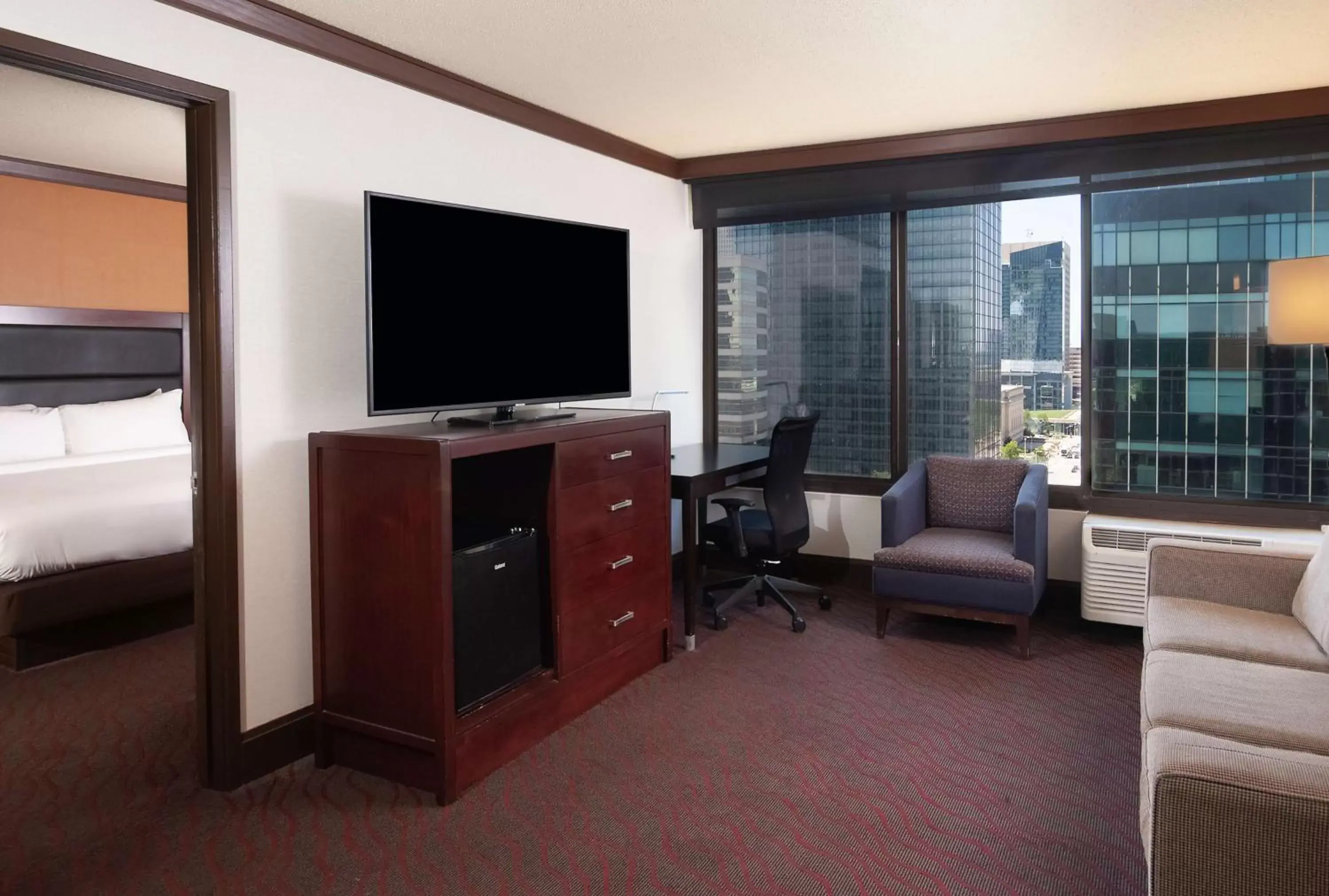 Bedroom, TV/Entertainment Center in DoubleTree by Hilton Hotel Cleveland Downtown - Lakeside