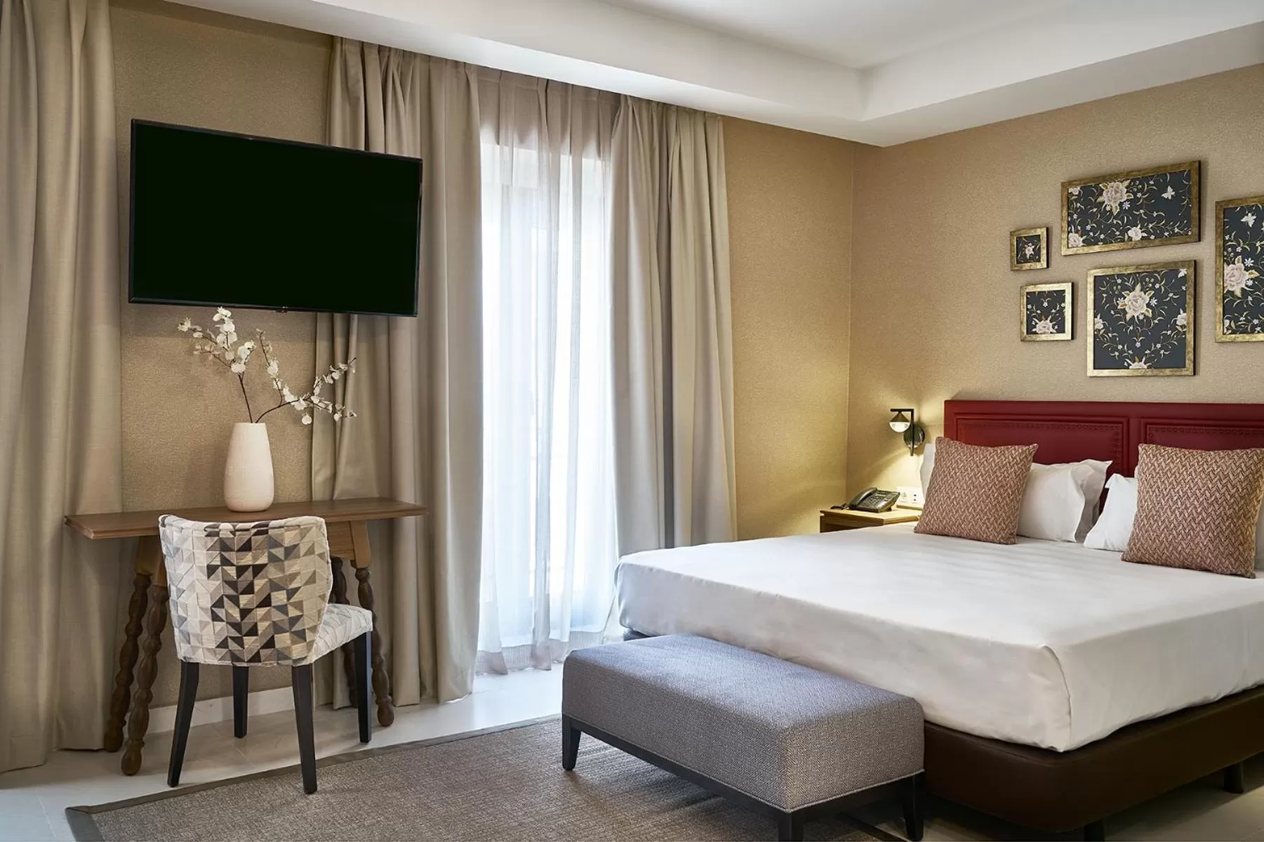 Bed in Vincci Molviedro Suites Apartments