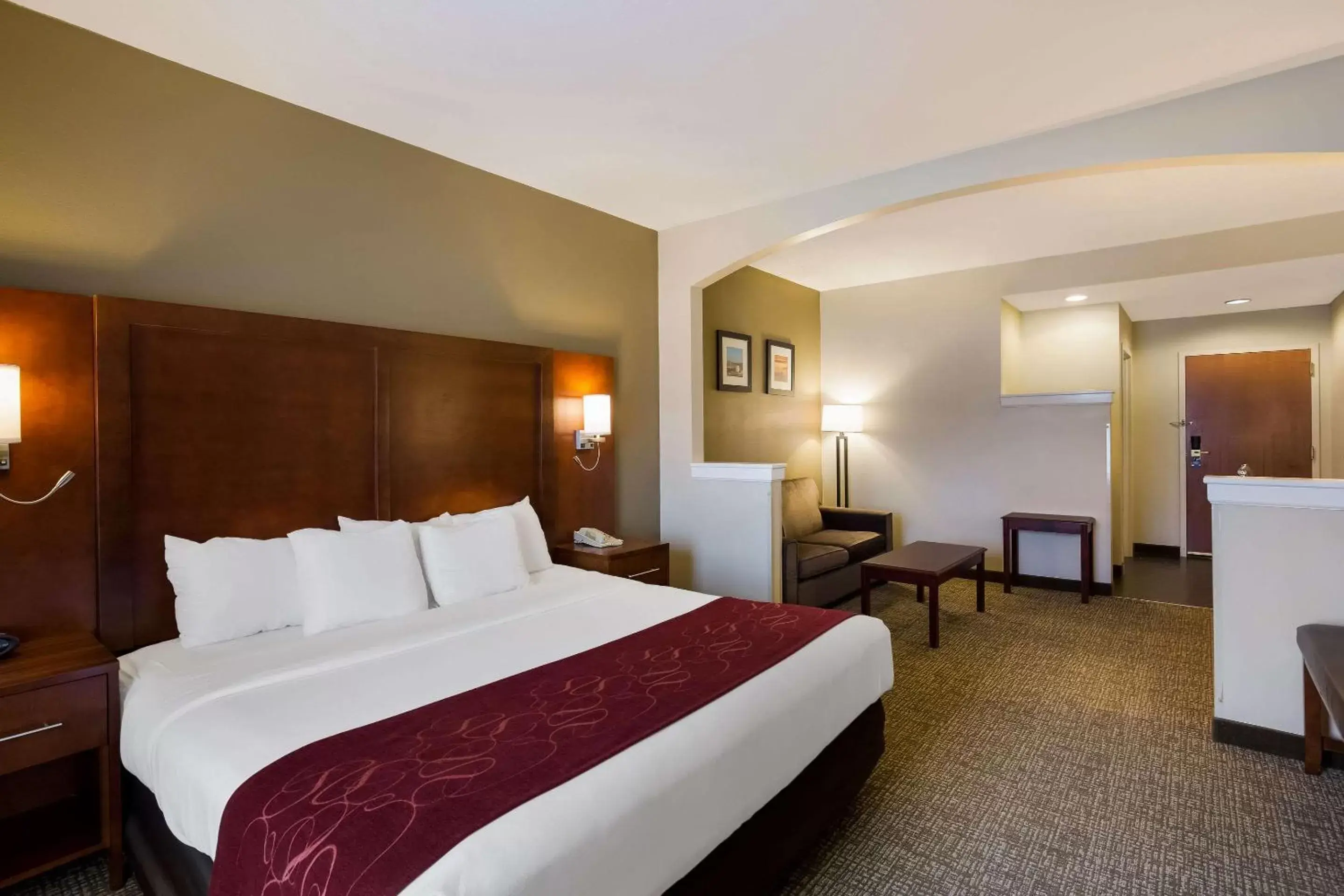 Bedroom, Bed in Comfort Suites Near University Bedroom, Bed in Comfort Suites Near University