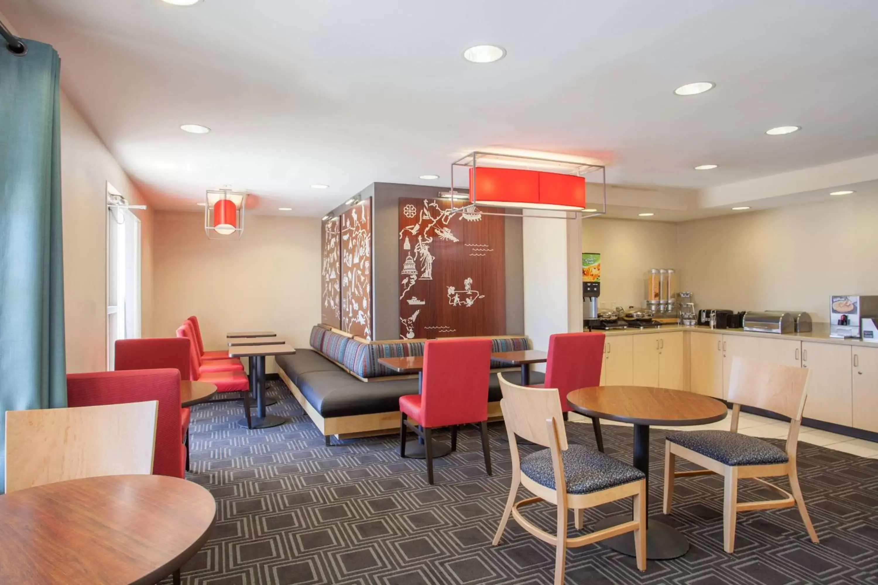 Breakfast, Lounge/Bar in TownePlace Suites Huntsville