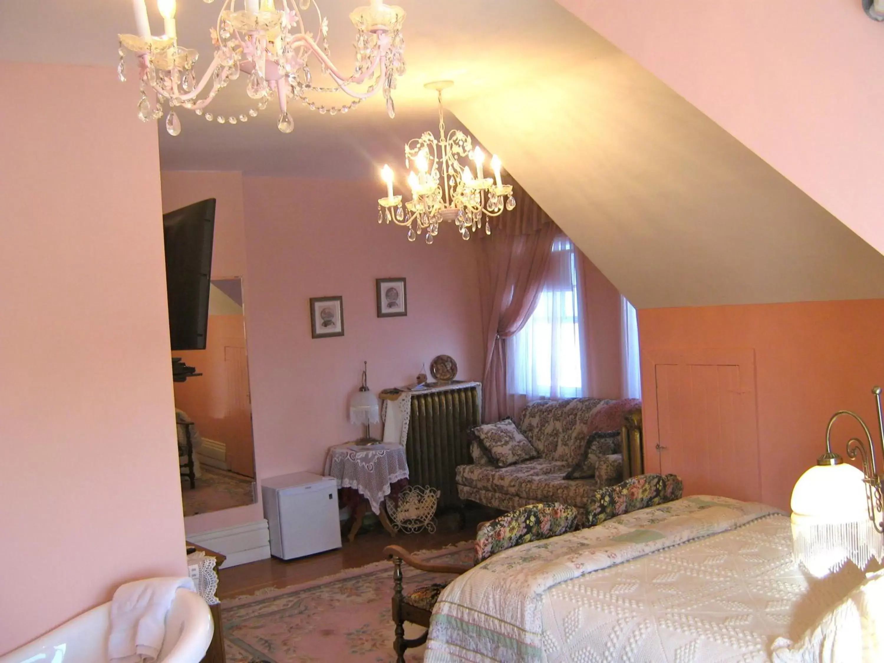 Photo of the whole room in Wakamow Heights Bed and Breakfast