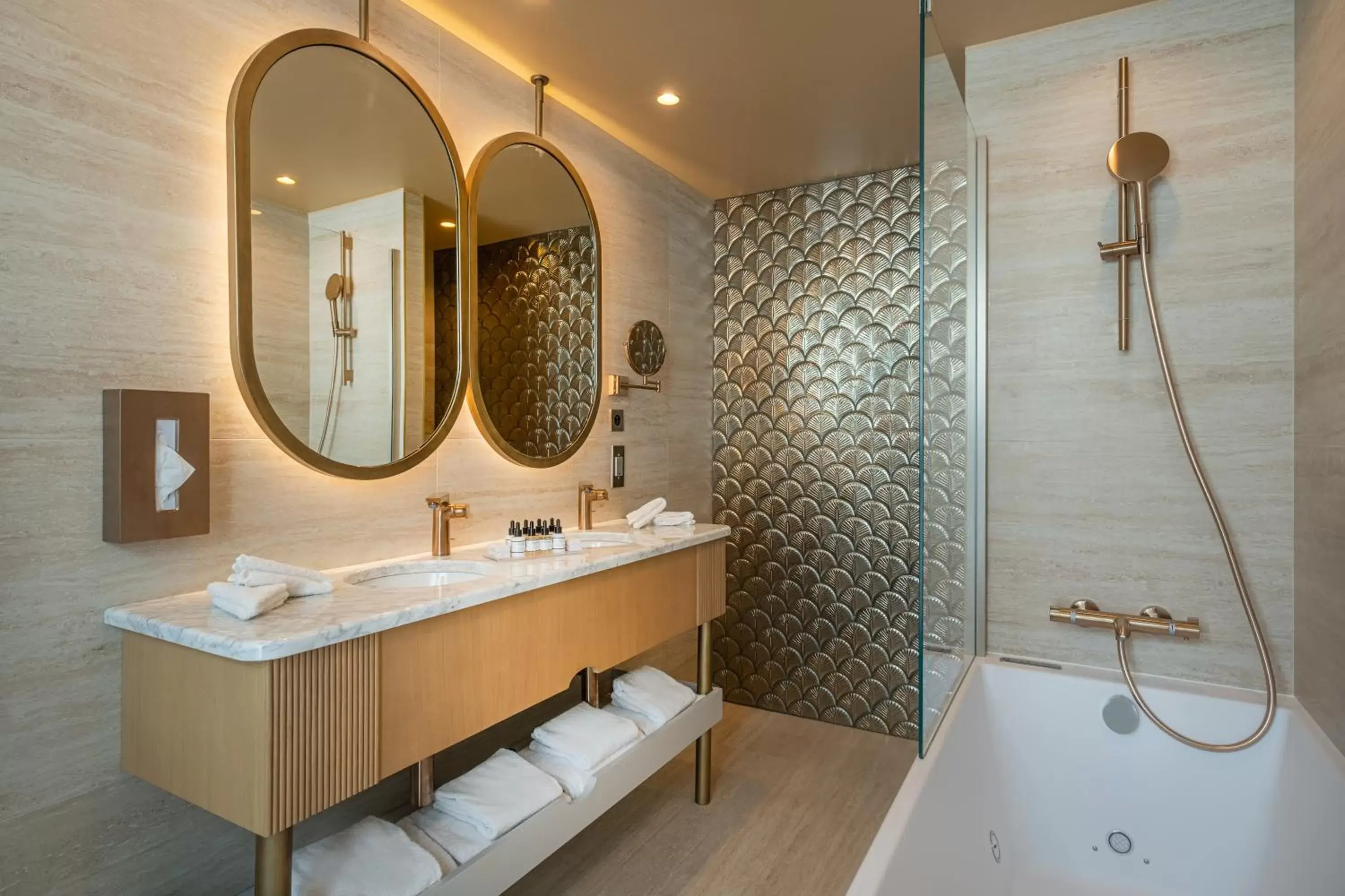Bathroom in Hôtel Le Monna Lisa by Inwood Hotels