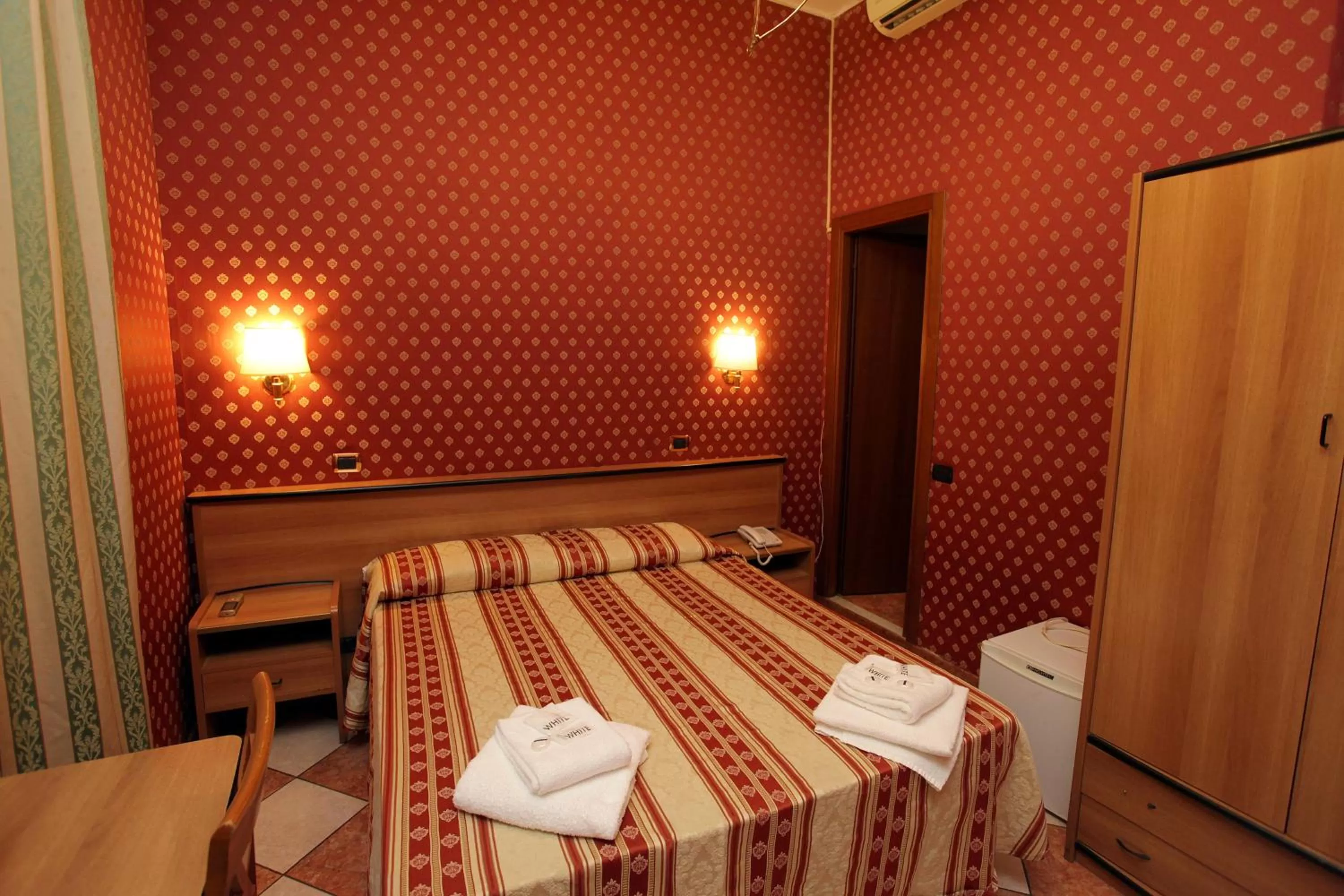 Inner courtyard view, Bed in Hotel Hollywood