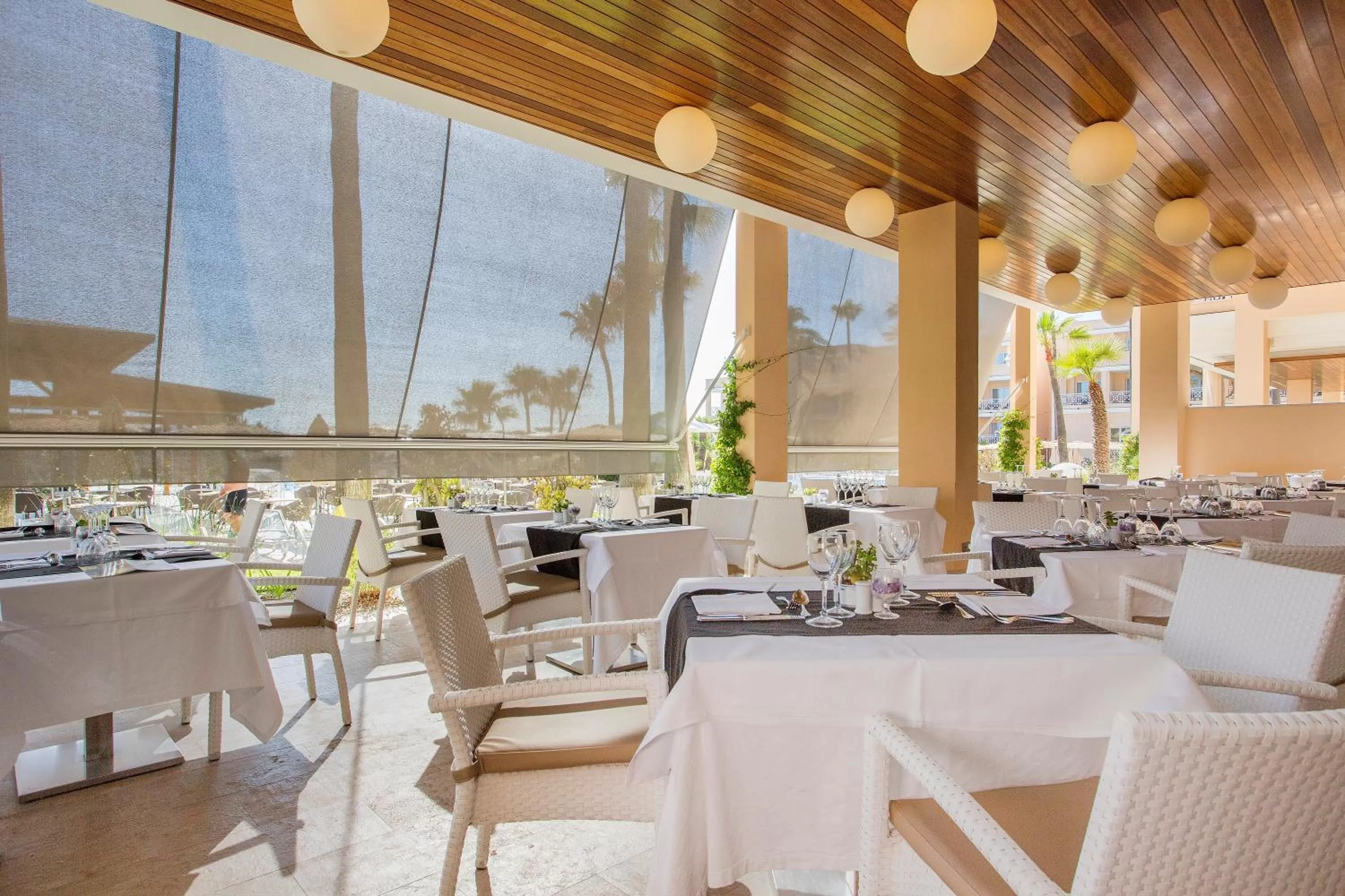 Lounge or bar in Hipotels Playa La Barrosa - Adults Only