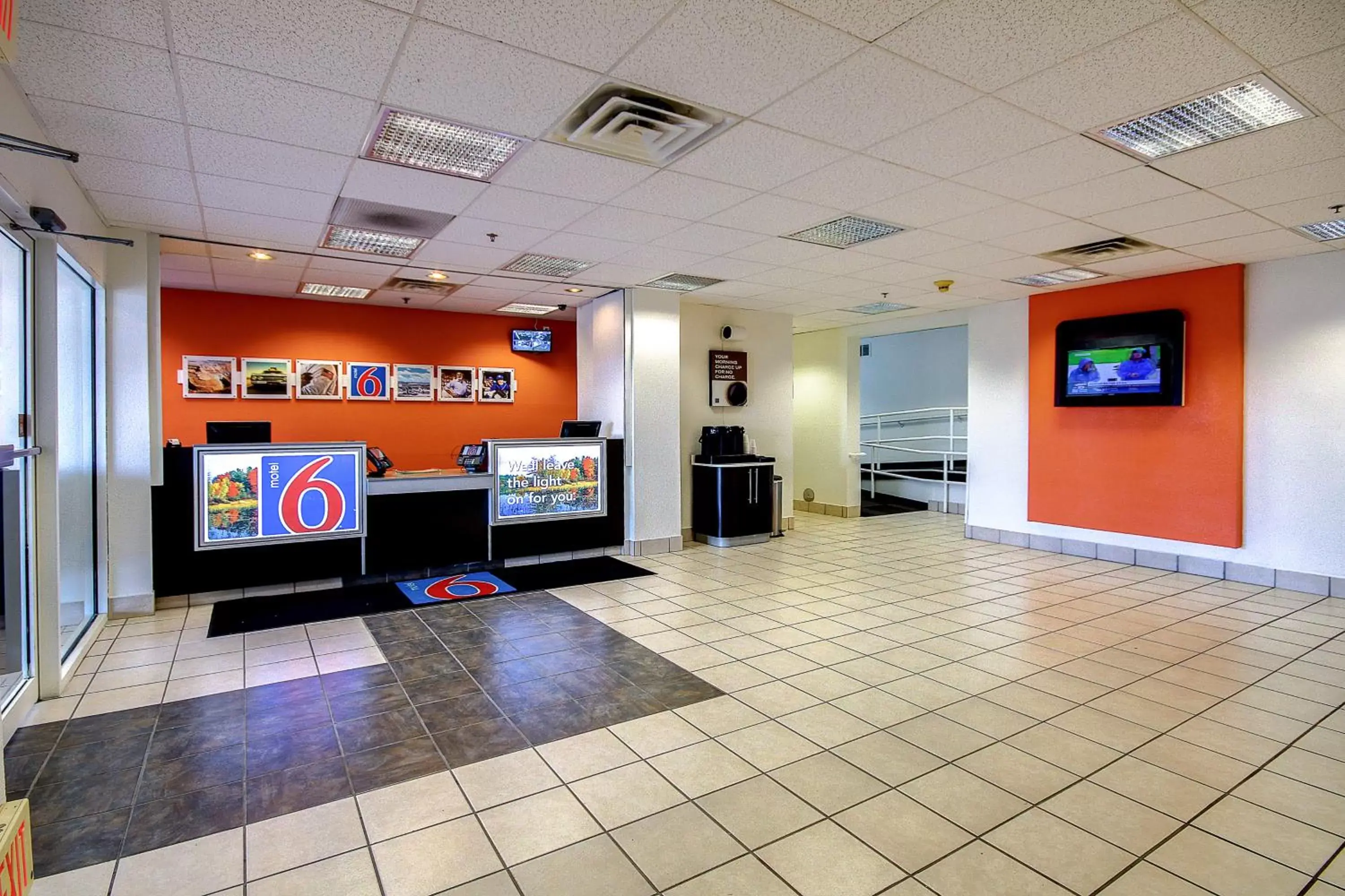 Lobby or reception in Motel 6-King Of Prussia, PA - Philadelphia