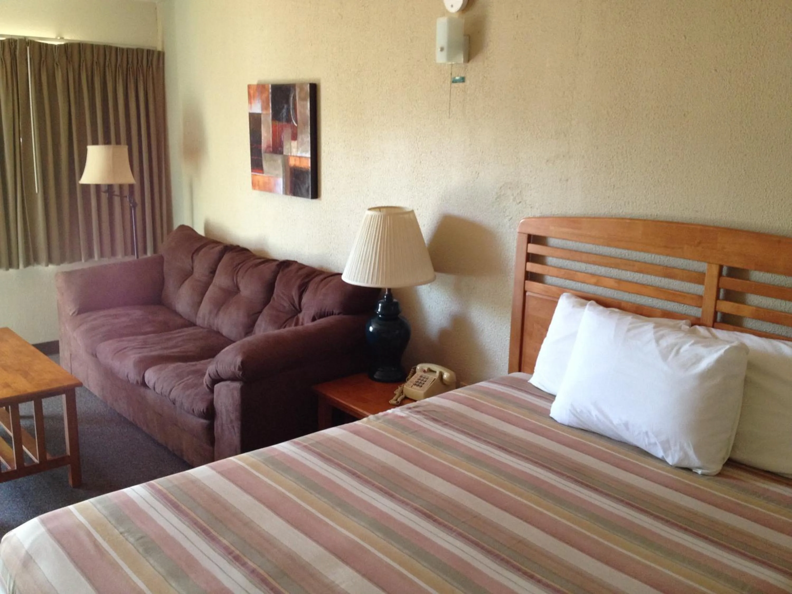 Photo of the whole room, Bed in Dinner Bell Motel