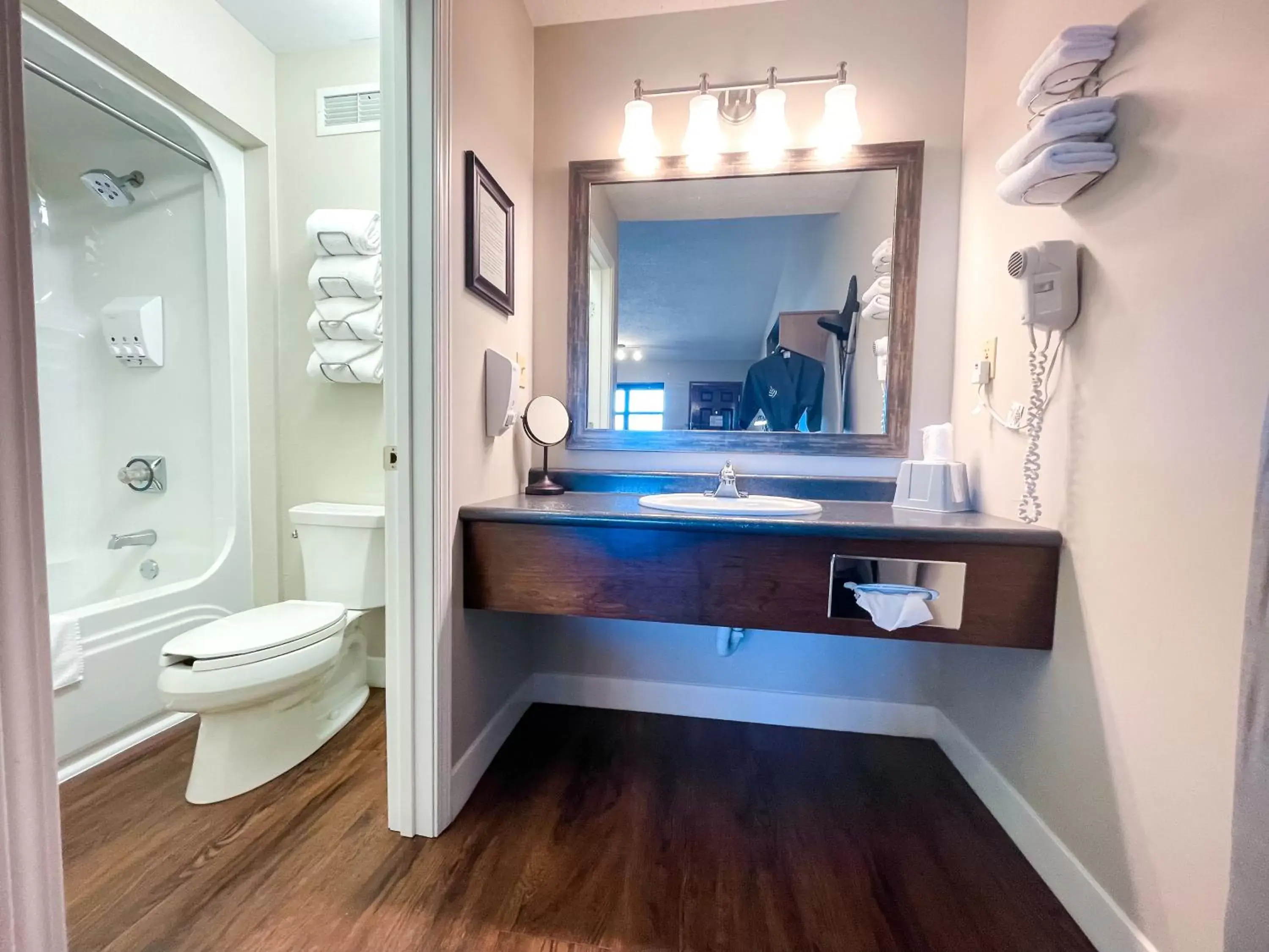 Shower, Bathroom in PINEMARK Inn Suites Events