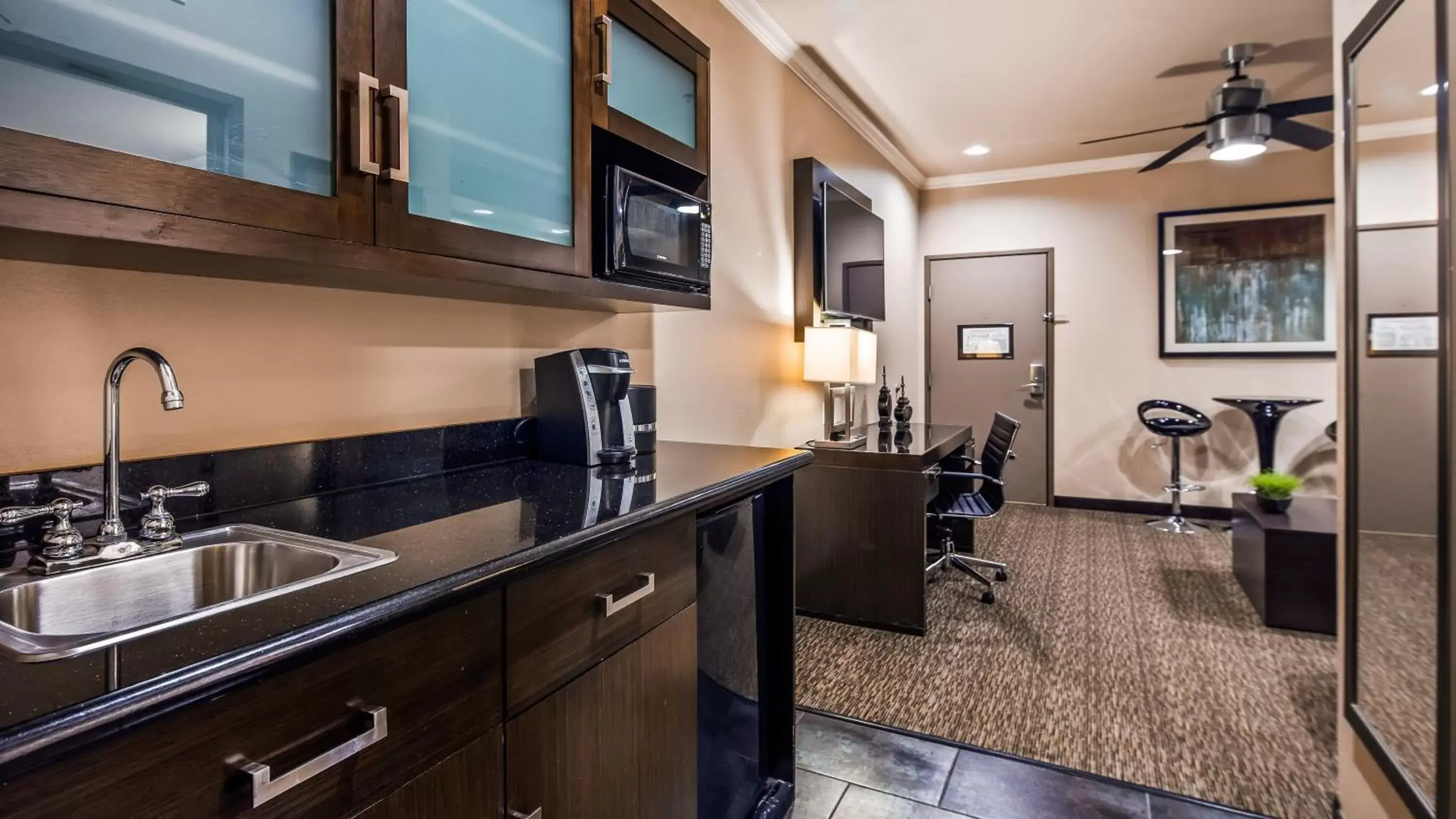 Kitchen or kitchenette, Kitchen/Kitchenette in Best Western Premier Crown Chase Inn & Suites