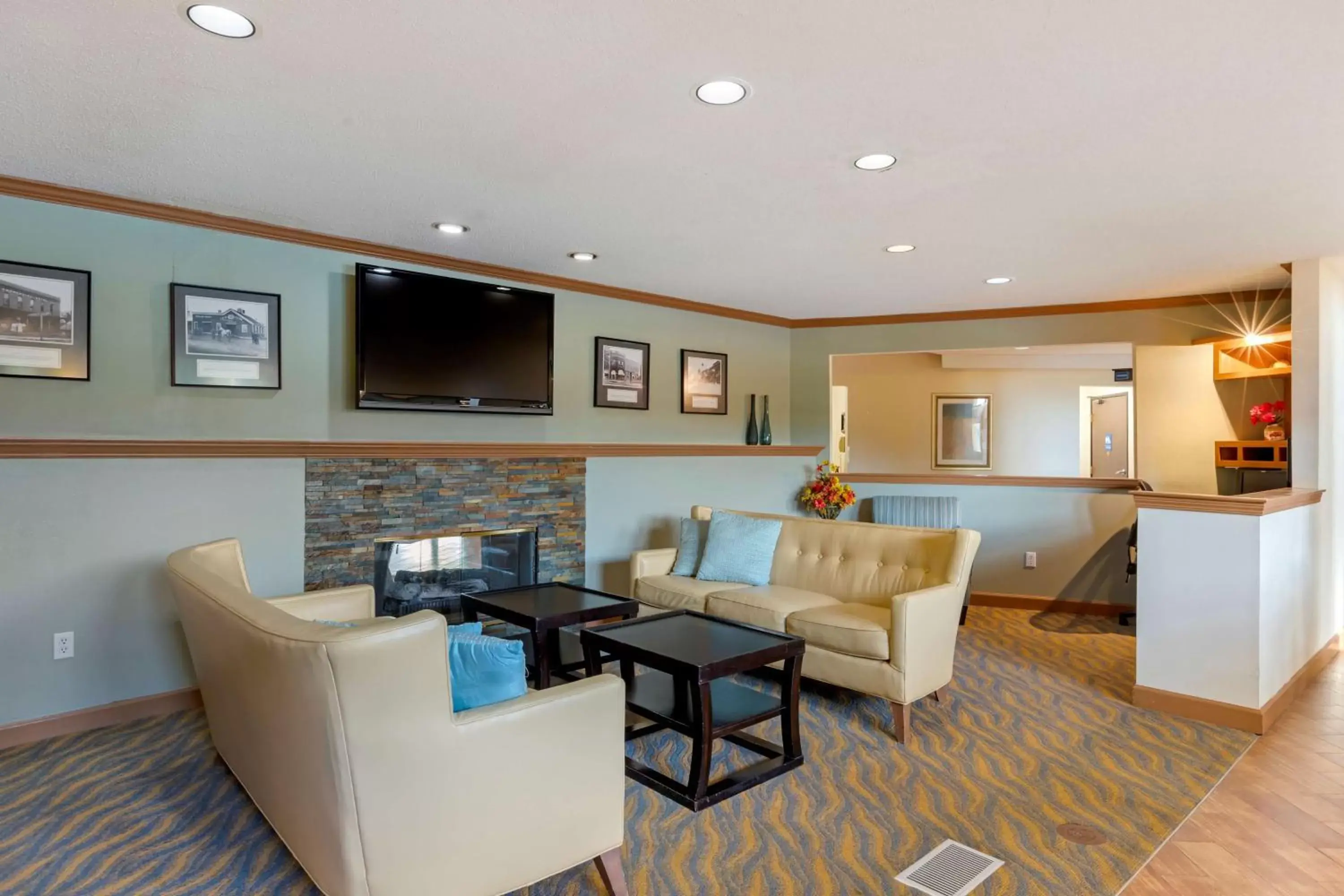 Lobby or reception, Seating Area in Best Western Davison Inn