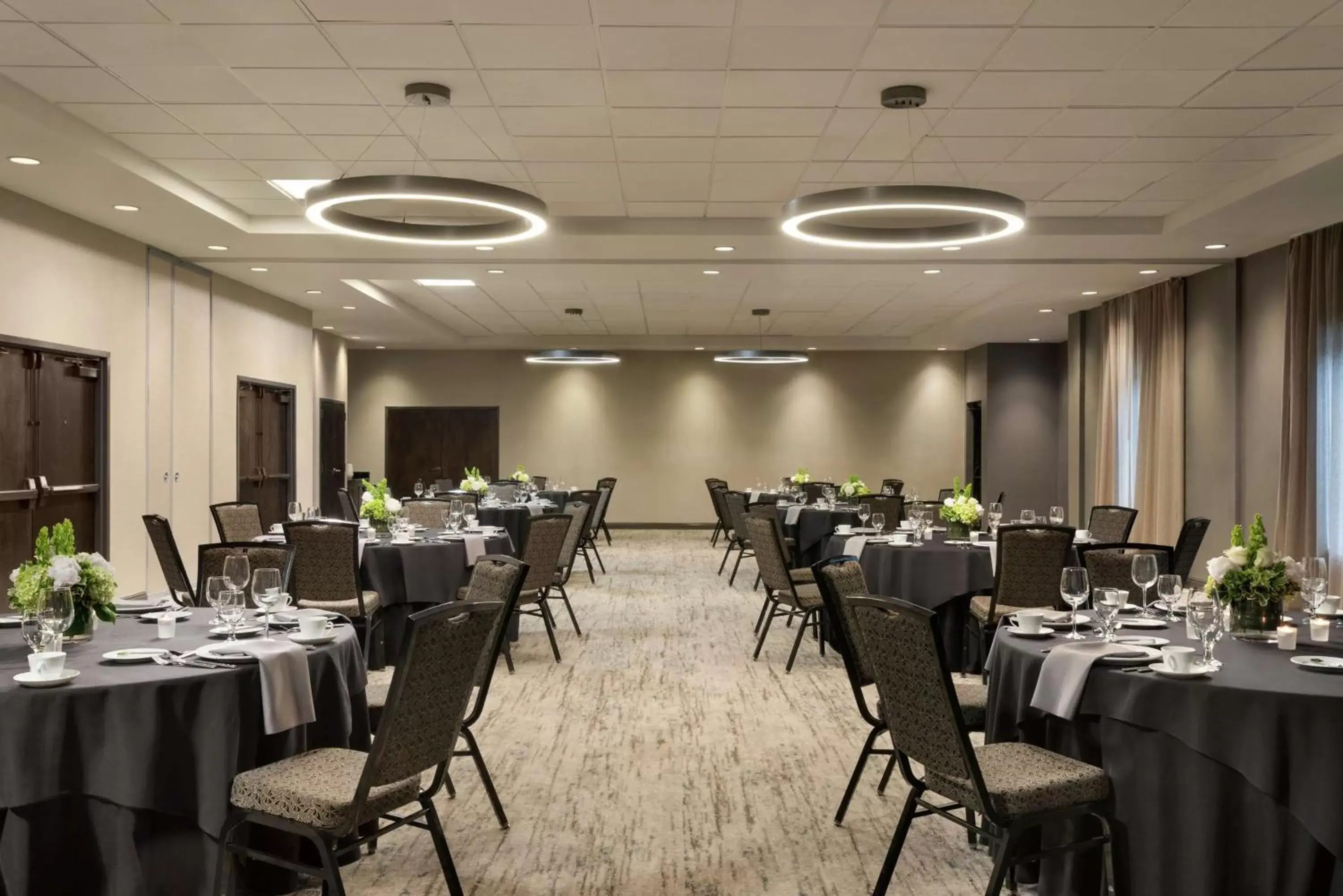 Dining area, Restaurant/Places to Eat in Embassy Suites by Hilton Atlanta Alpharetta
