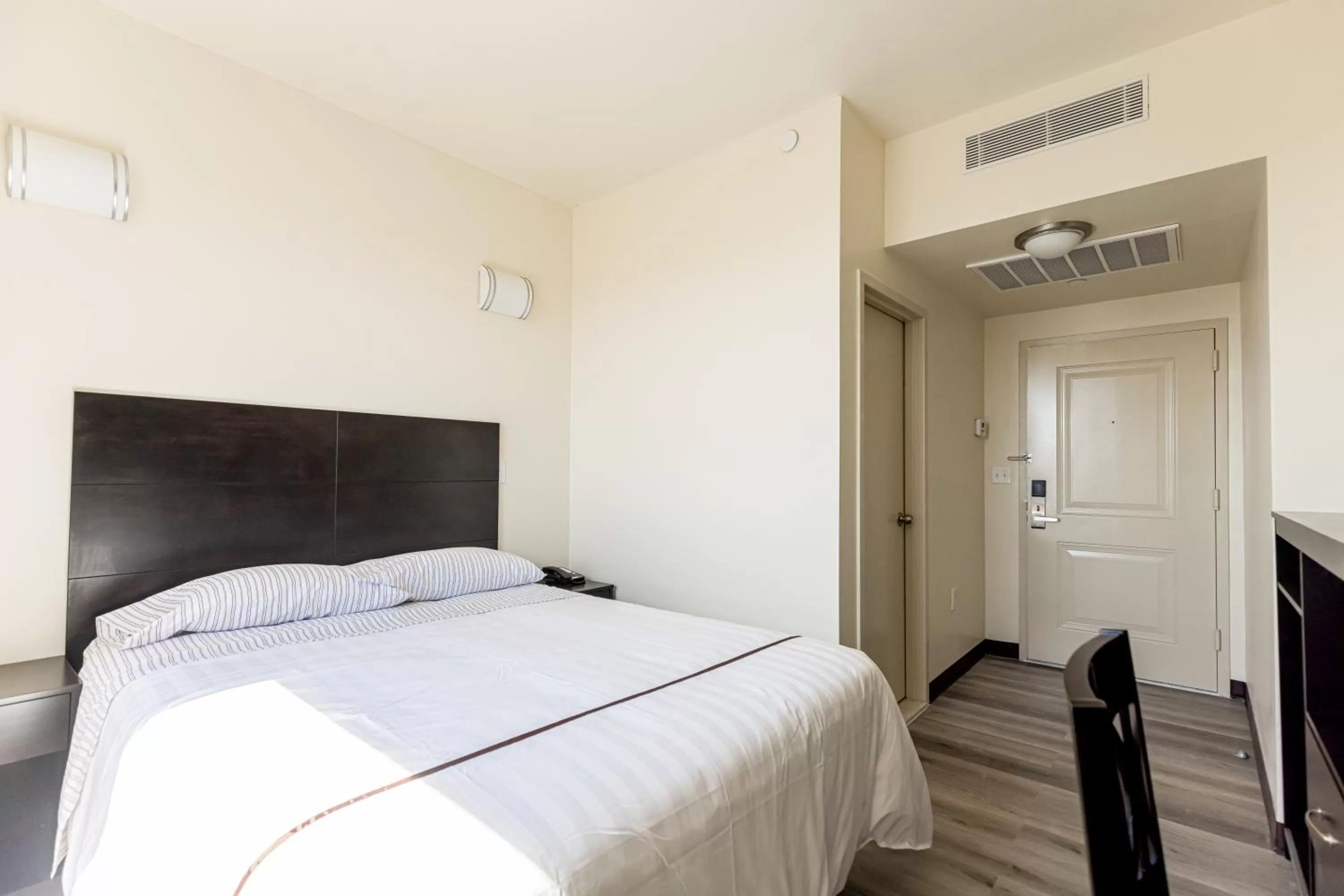 Bed in Astoria Inn LaGuardia Hotel