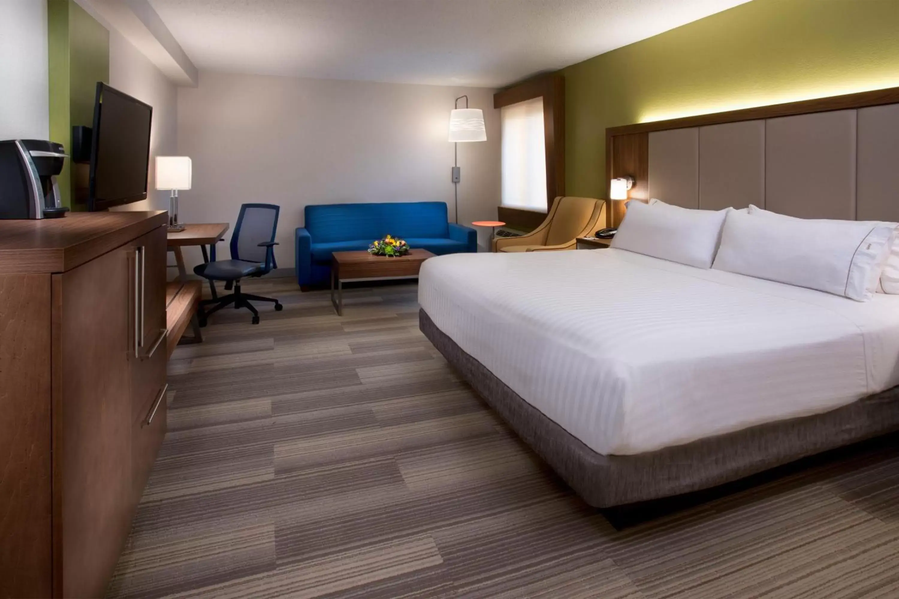 Bedroom, Bed in Holiday Inn Express Nashville Airport, an IHG Hotel