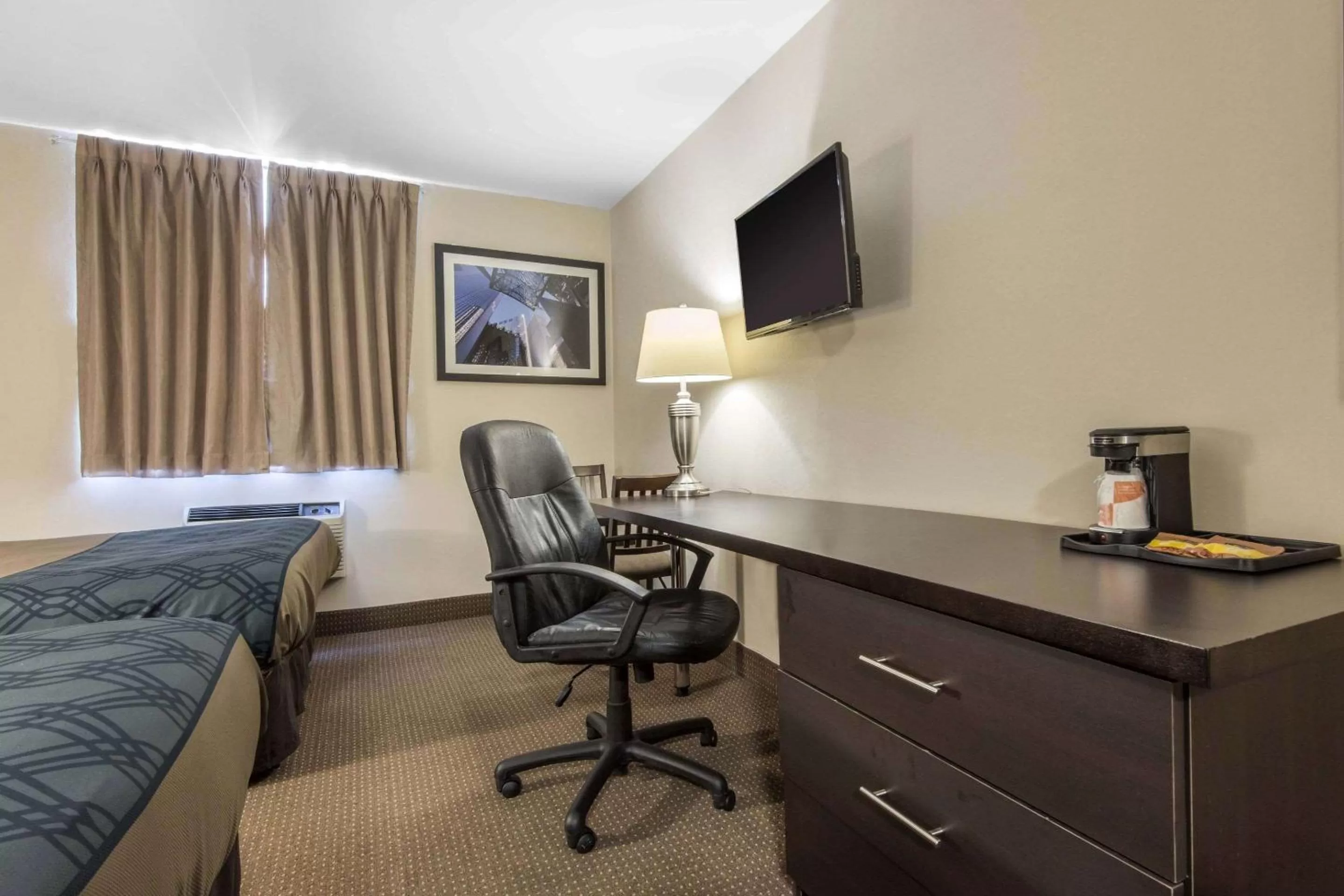 Photo of the whole room, Bed in Econo Lodge