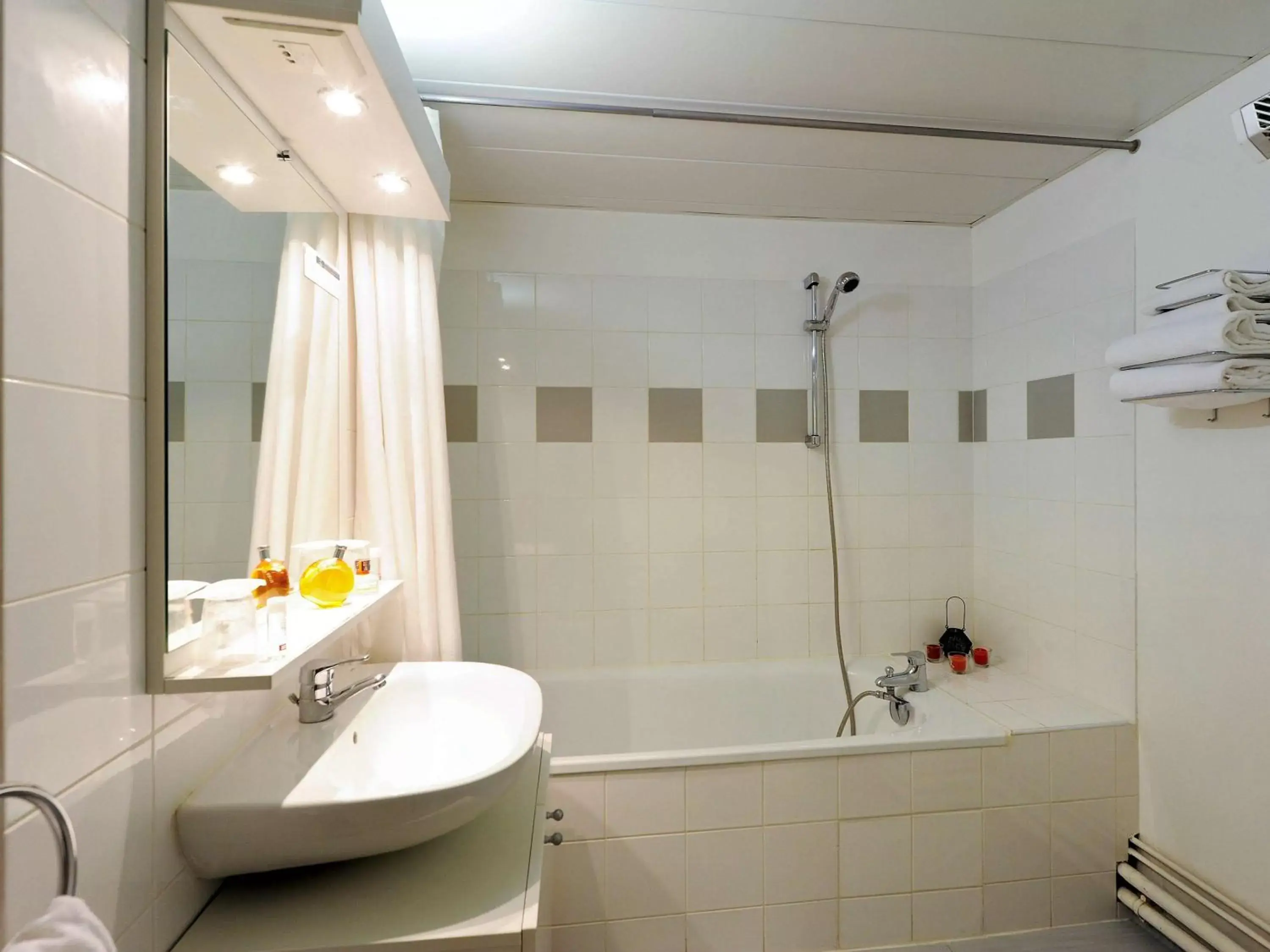 Photo of the whole room, Bathroom in Aparthotel Adagio Access Toulouse Jolimont