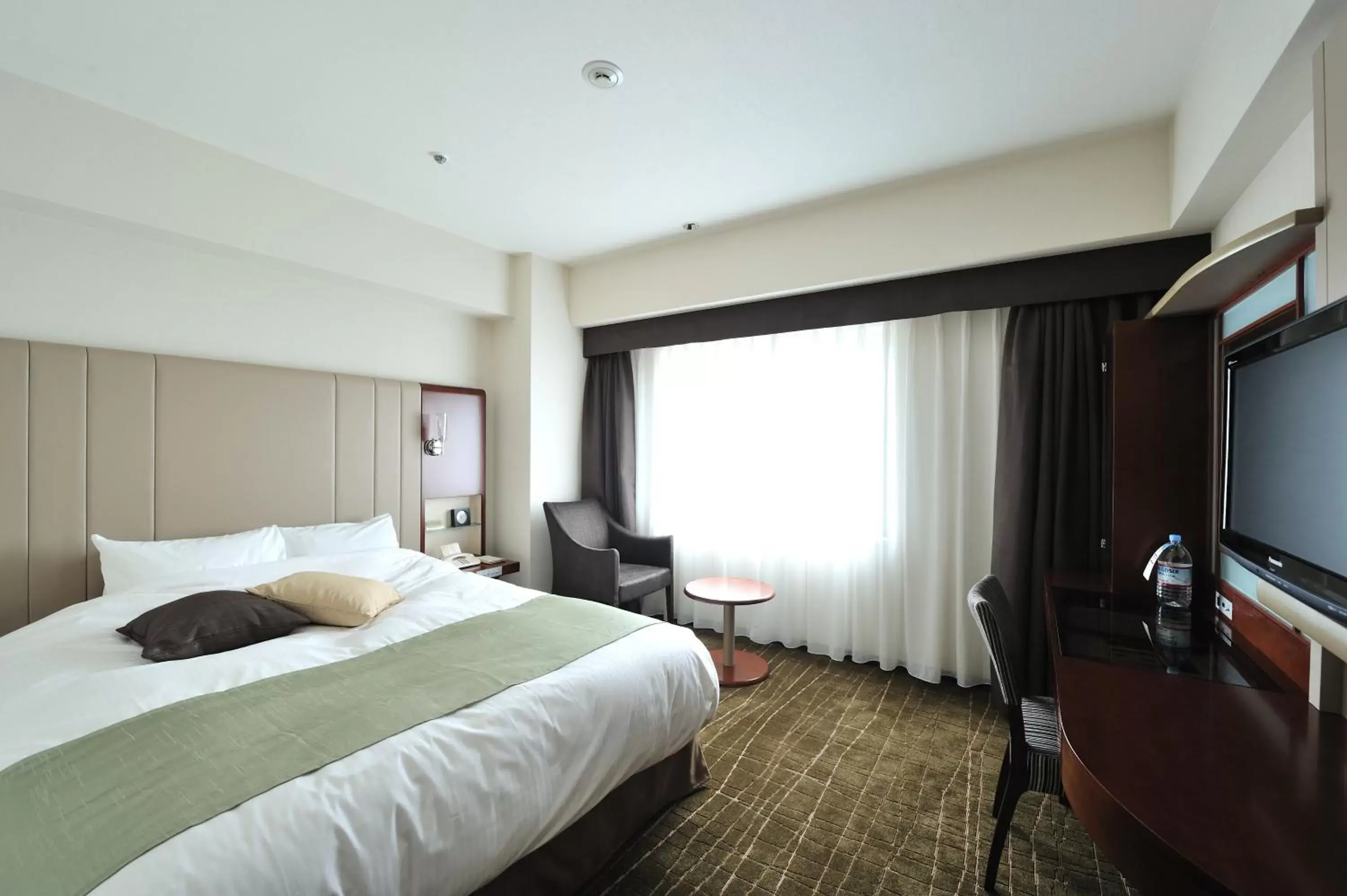 Photo of the whole room, Bed in Hotel Granvia Hiroshima