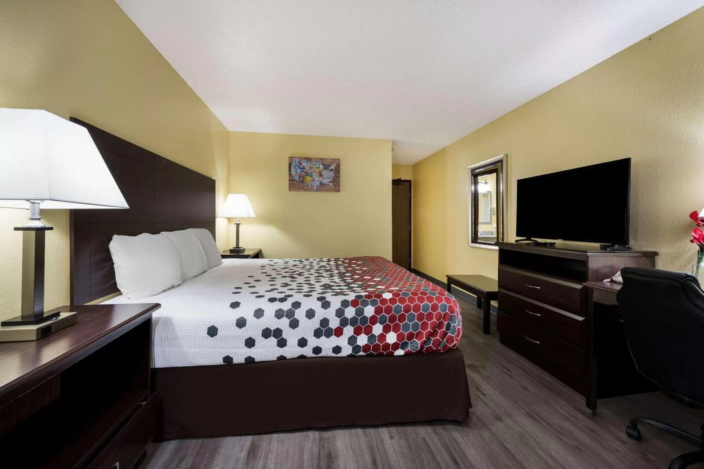 Bedroom, Bed in Econo Lodge Spotsylvania Town Center