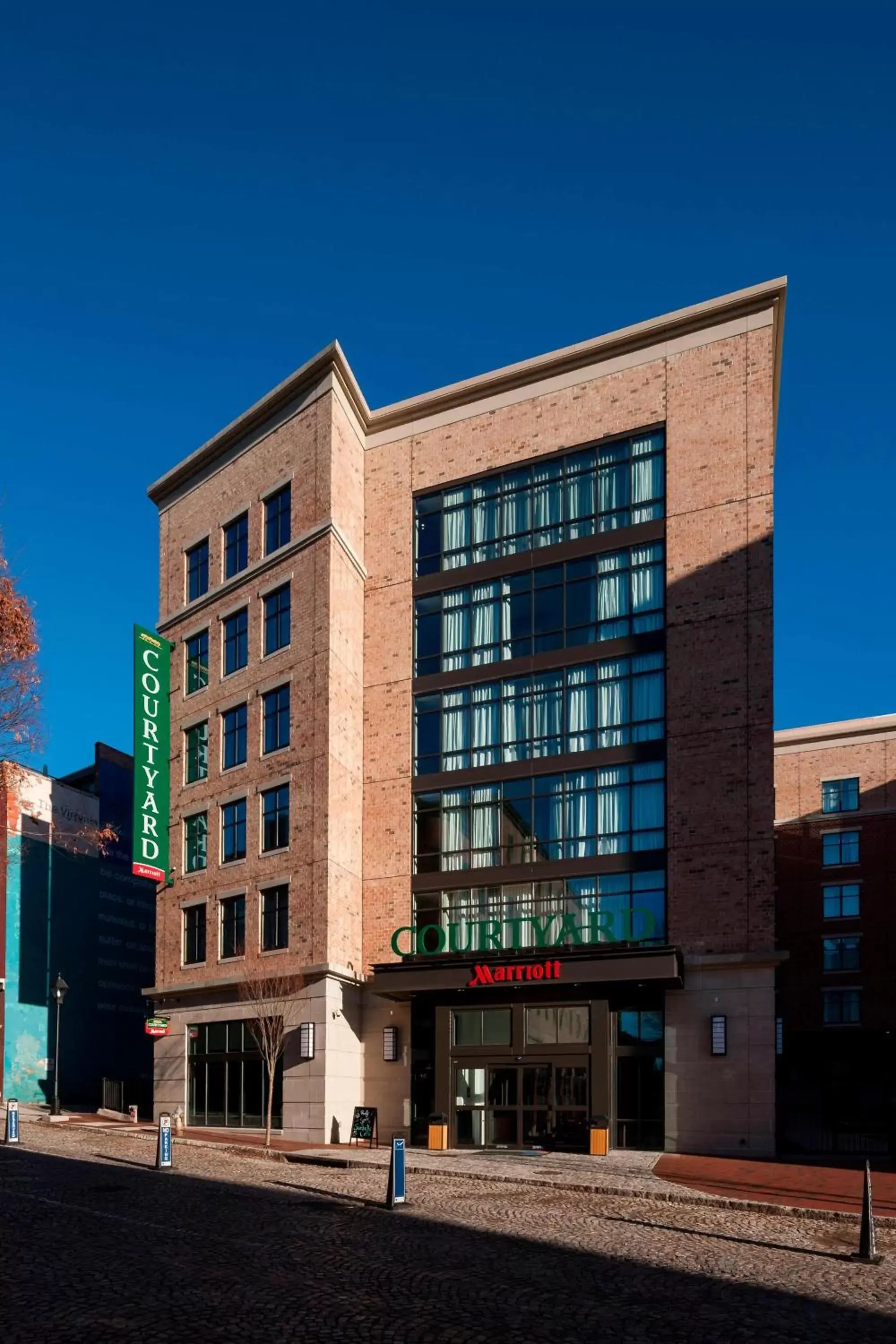 Property Building in Courtyard by Marriott Richmond Downtown