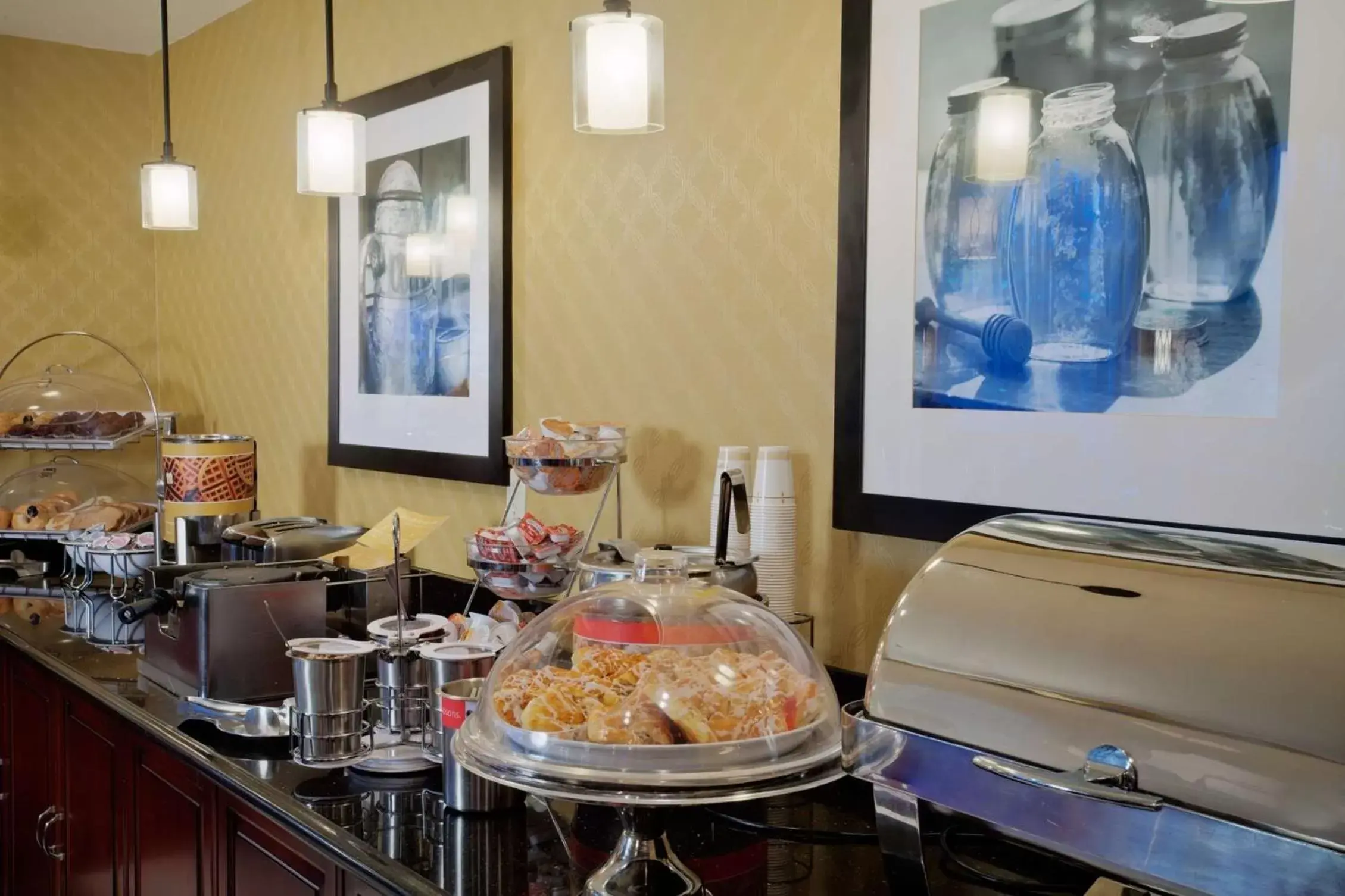 Dining area in Hampton Inn & Suites Salt Lake City Airport