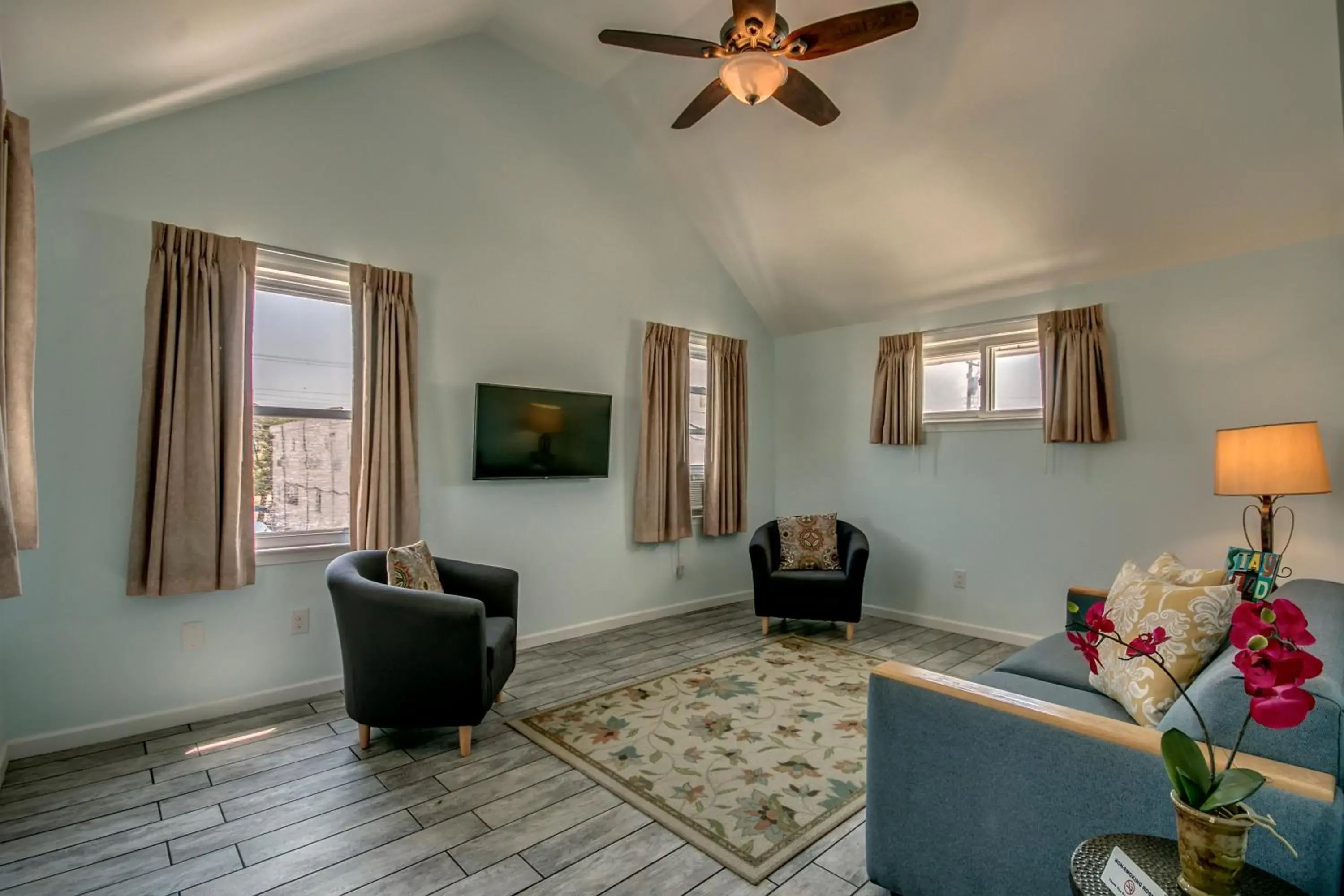 Bed, Seating Area in Daytona Inn and Suites