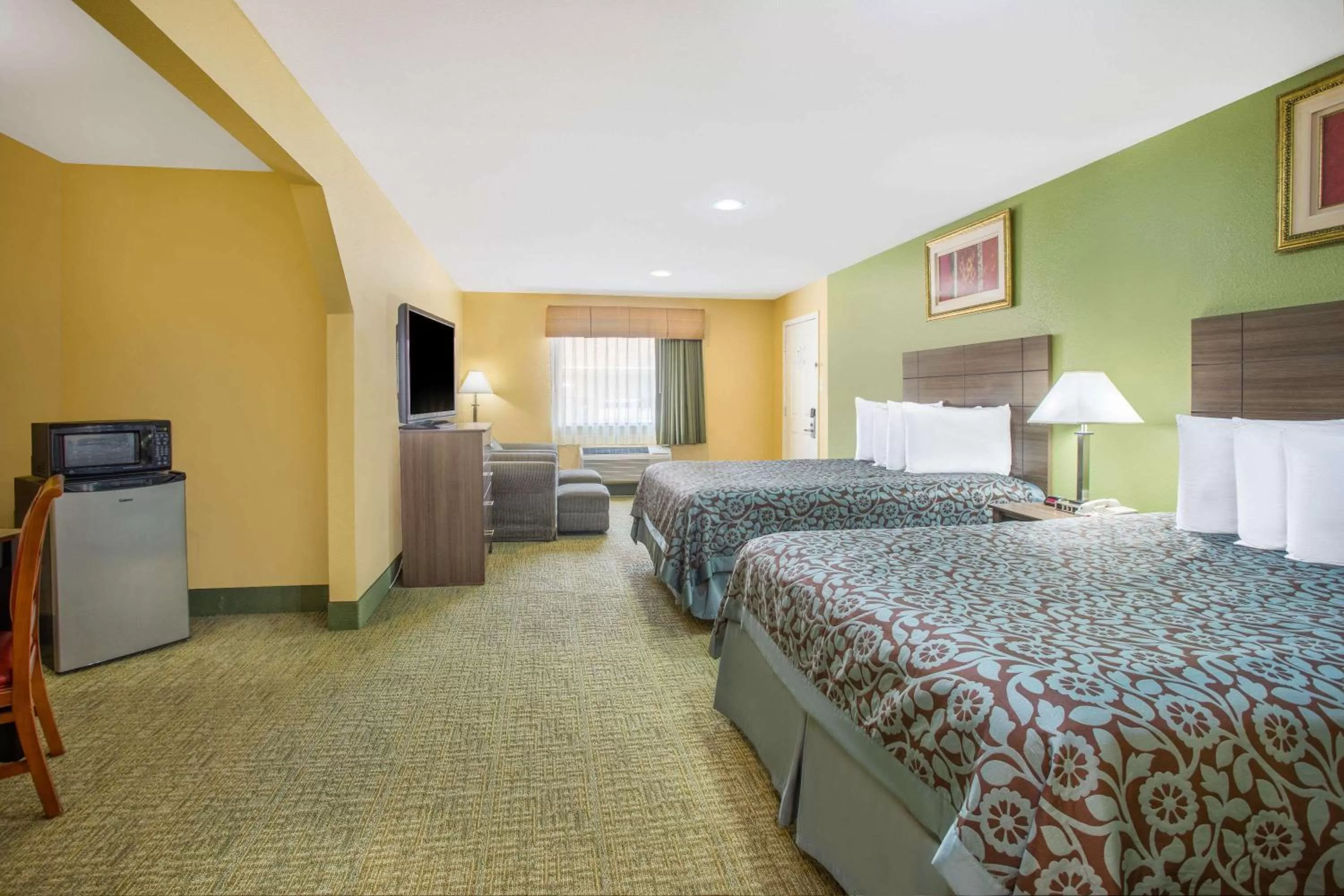 Photo of the whole room, Bed in Days Inn by Wyndham Abbeville